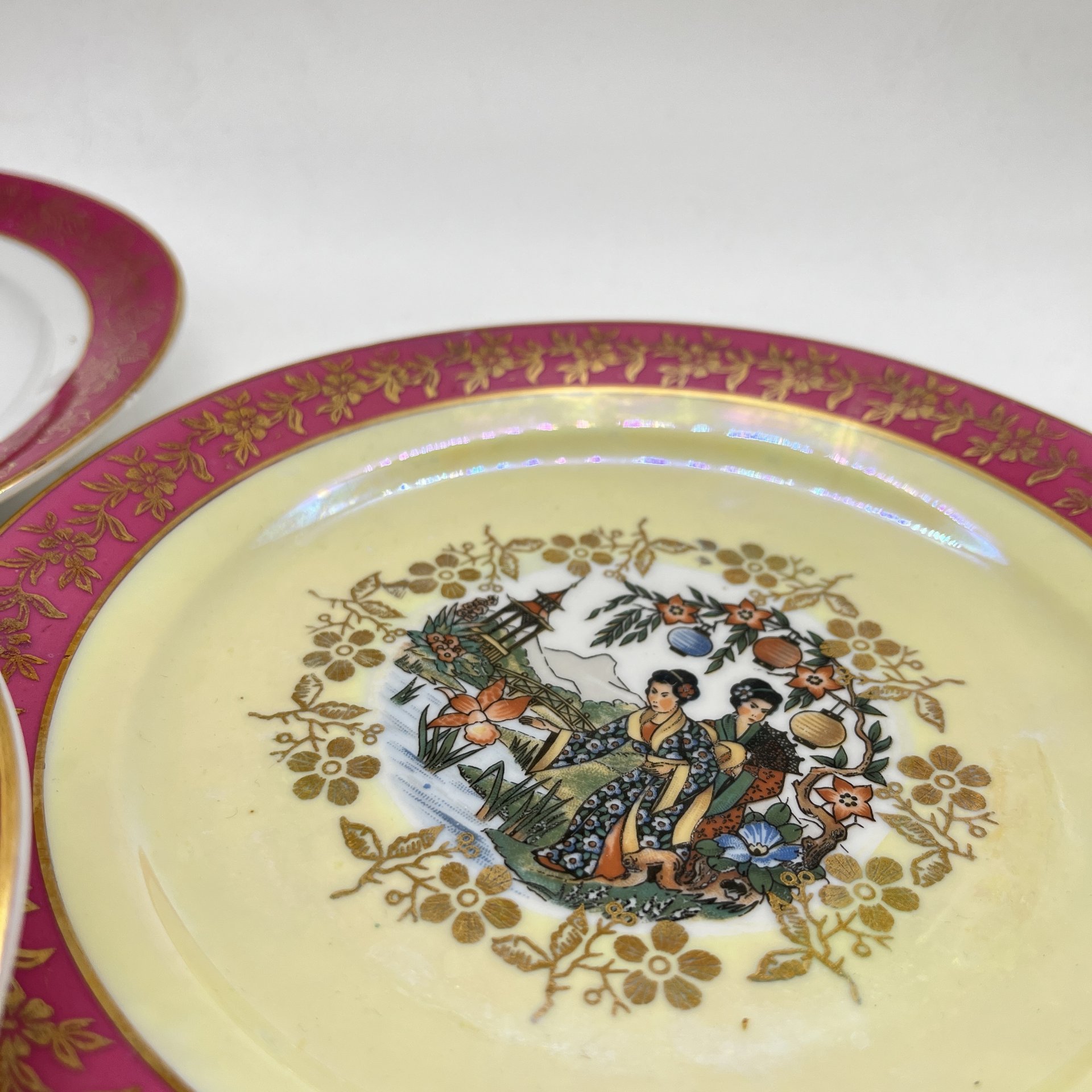 Набор из 2 тарелок и блюдца (в подборе) с цветочным декором и сценкой в стиле шинуазри, Spezialkombinat Porzellan Eisenberg, фарфор, деколь, люстр, ГДР, 1973-1976 гг.