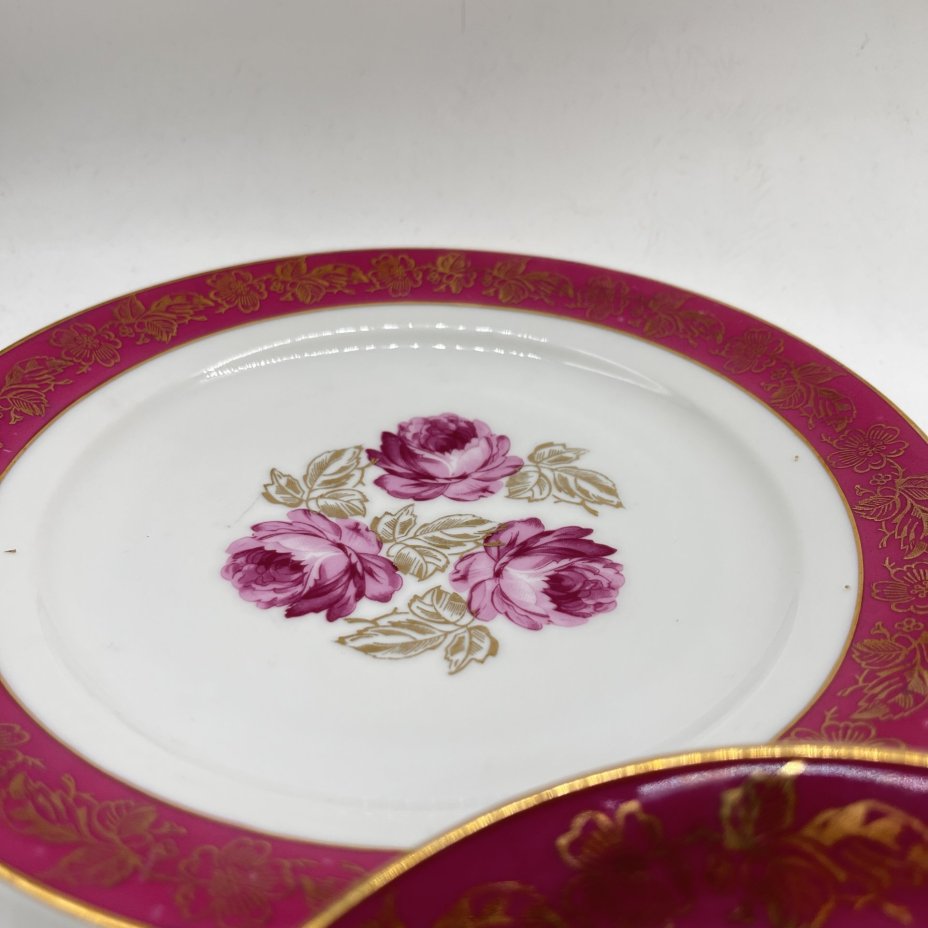 Набор из 2 тарелок и блюдца (в подборе) с цветочным декором и сценкой в стиле шинуазри, Spezialkombinat Porzellan Eisenberg