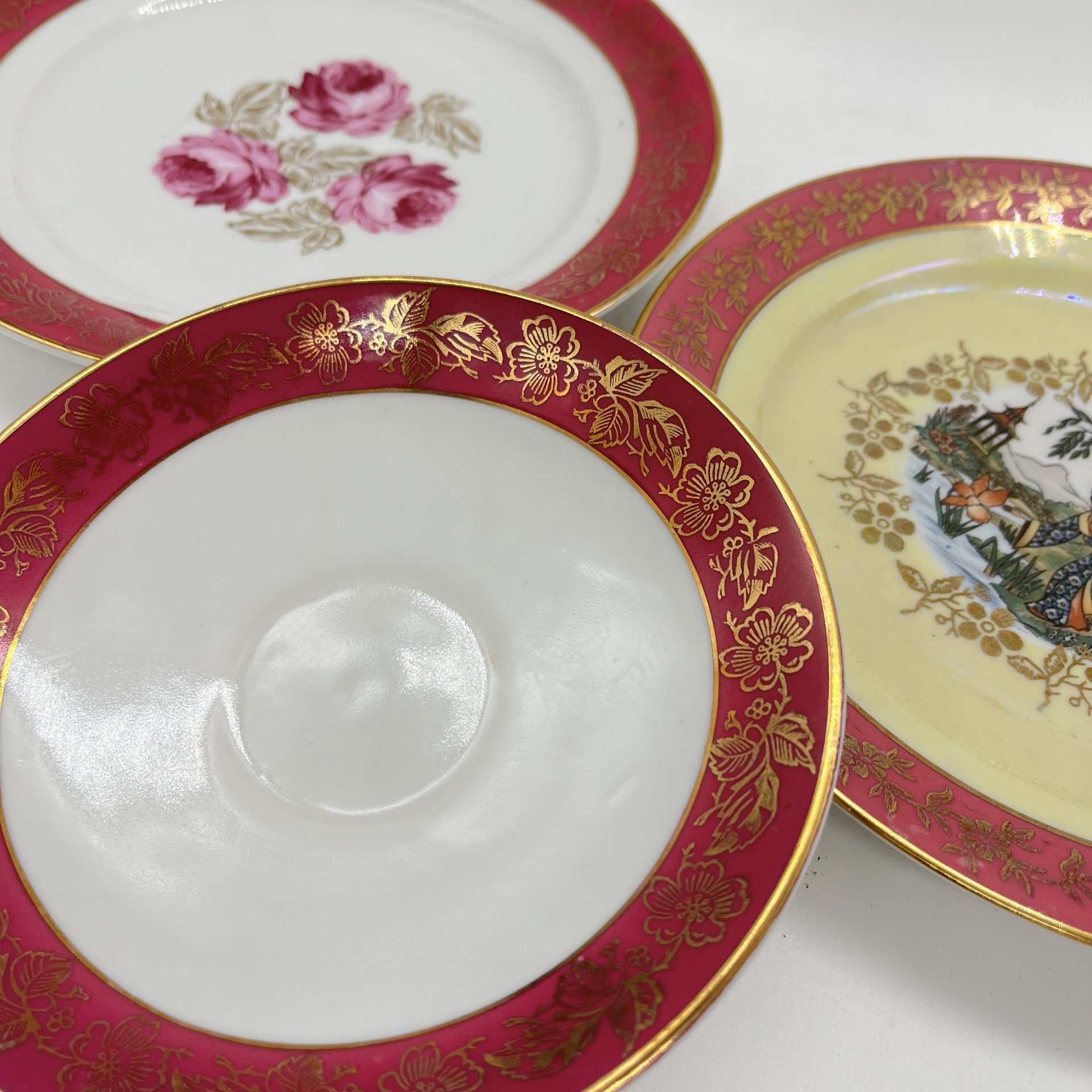 Набор из 2 тарелок и блюдца (в подборе) с цветочным декором и сценкой в стиле шинуазри, Spezialkombinat Porzellan Eisenberg, фарфор, деколь, люстр, ГДР, 1973-1976 гг.