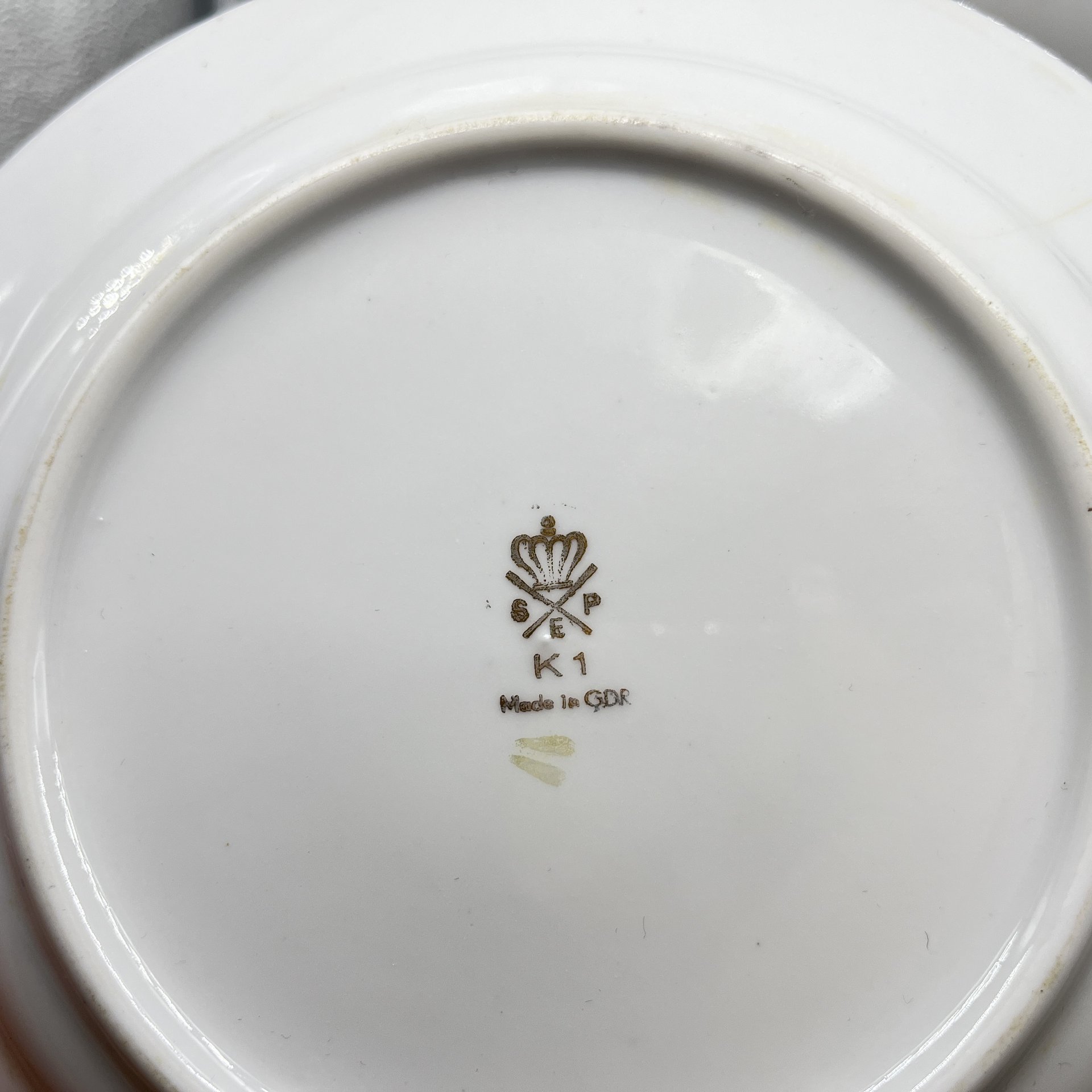 Набор из 2 тарелок и блюдца (в подборе) с цветочным декором и сценкой в стиле шинуазри, Spezialkombinat Porzellan Eisenberg, фарфор, деколь, люстр, ГДР, 1973-1976 гг.