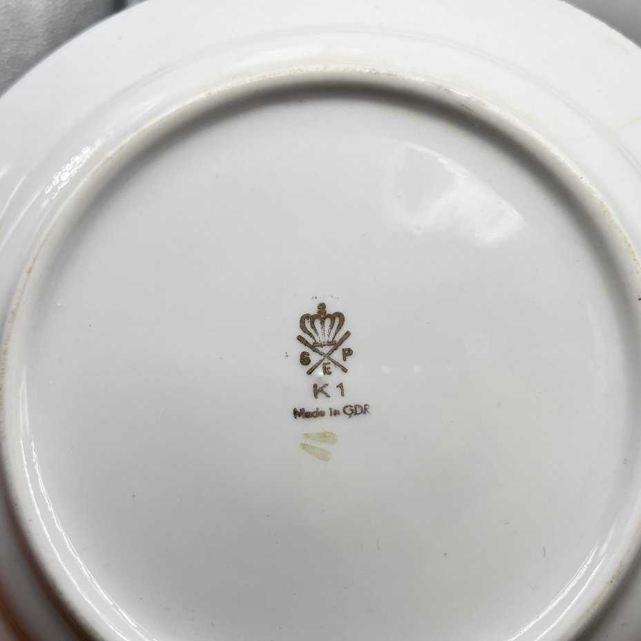 Набор из 2 тарелок и блюдца (в подборе) с цветочным декором и сценкой в стиле шинуазри, Spezialkombinat Porzellan Eisenberg