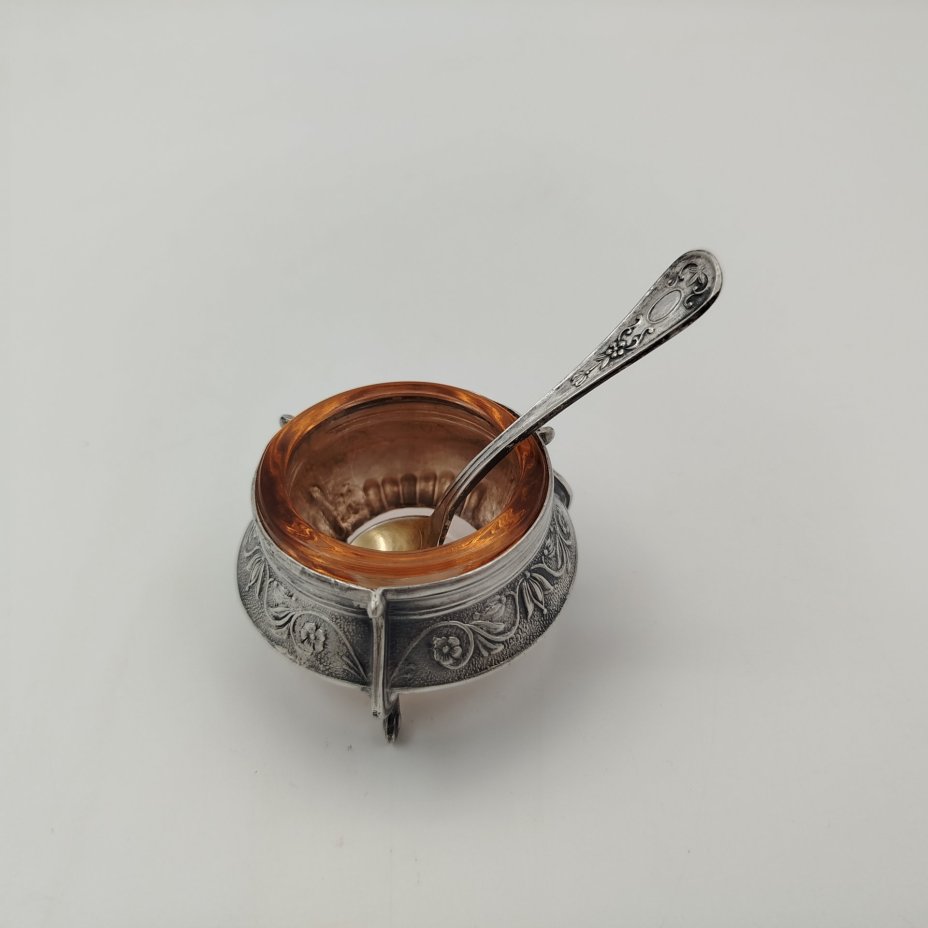 Солонка с растительным орнаментом и ложечкой, мельхиор (медь-никель), стекло, Мстерская художественная фабрика  «Ювелир», СССР, 1960-1980 гг., Мстерская художественная фабрика  «Ювелир»