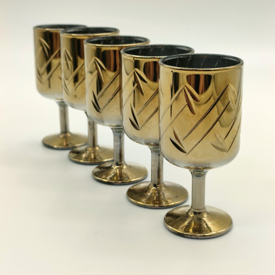 Набор рюмок на 5 персон, украшенных геометрическим декором, стекло, золочение, Ленинградское объединение электронного приборостроения «Светлана», СССР, 1970-1990 гг.