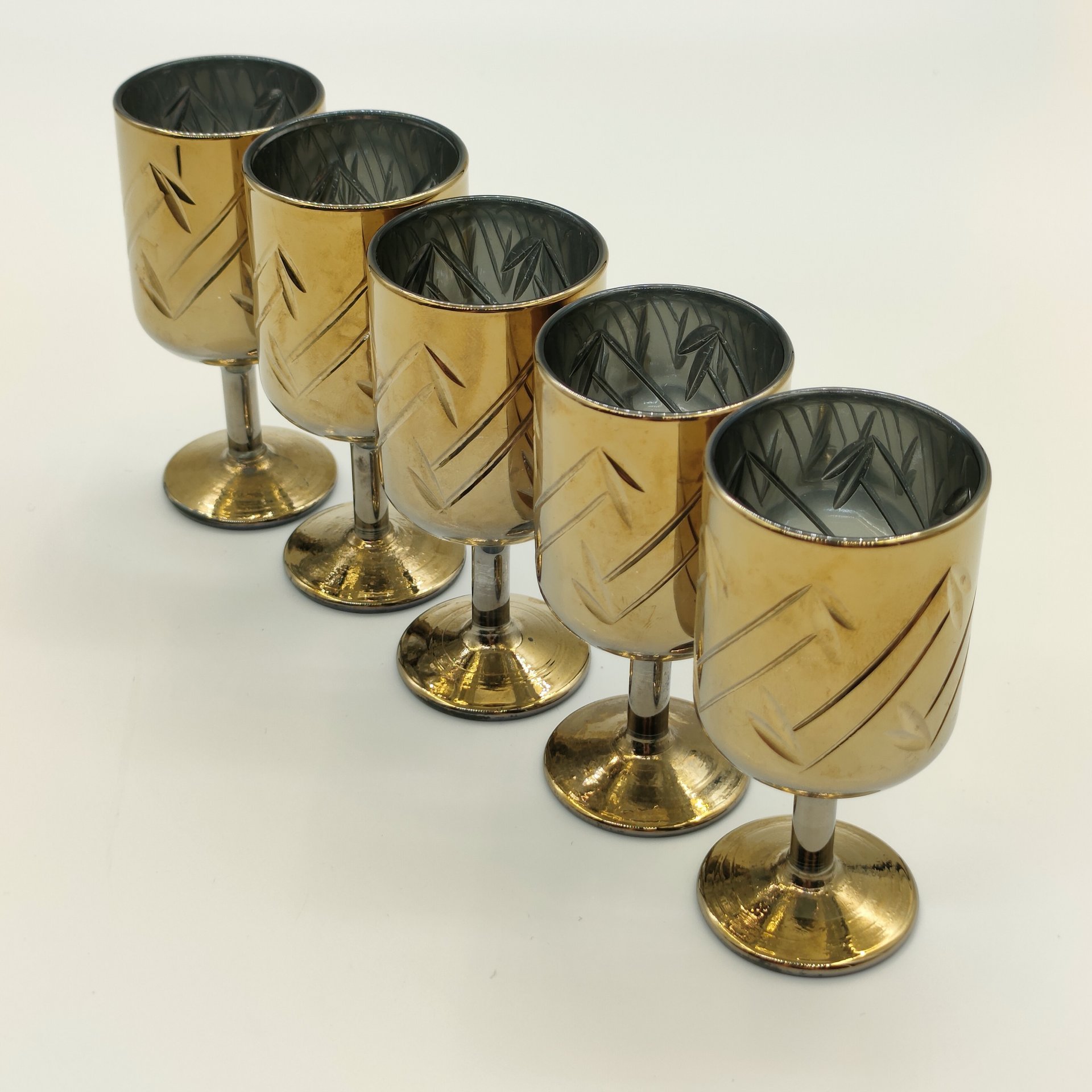 Набор рюмок на 5 персон, украшенных геометрическим декором, стекло, золочение, Ленинградское объединение электронного приборостроения «Светлана», СССР, 1970-1990 гг.