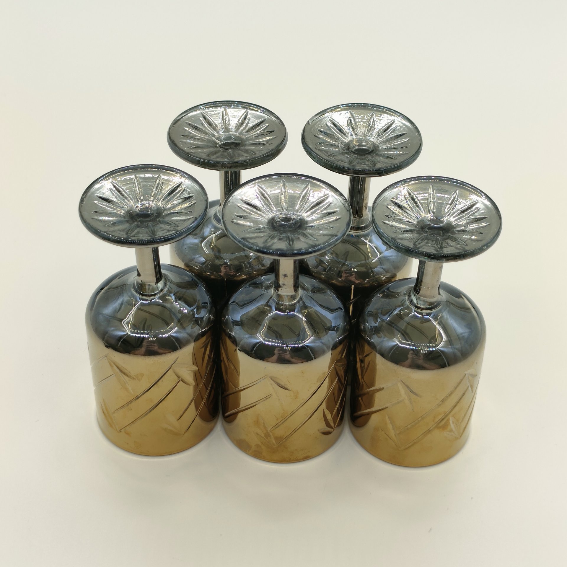 Набор рюмок на 5 персон, украшенных геометрическим декором, стекло, золочение, Ленинградское объединение электронного приборостроения «Светлана», СССР, 1970-1990 гг.