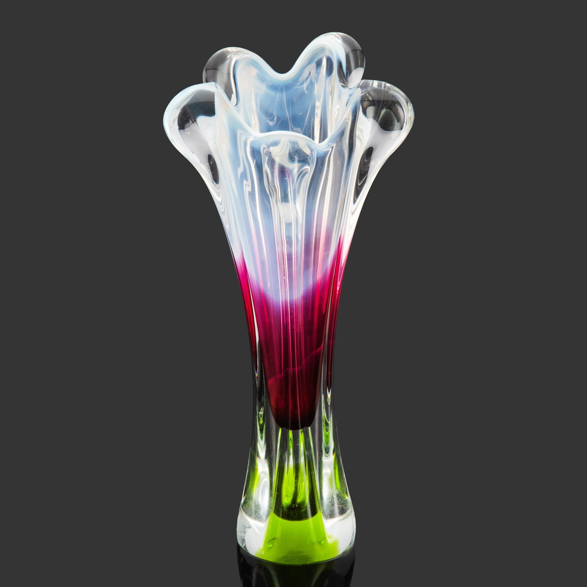 Ваза для цветов в стилистике дизайнера Josef Hospodka, цветное стекло, гутная техника, Хршибский стекольный завод (Chřibská), Чехословакия, 1970-1990 гг.