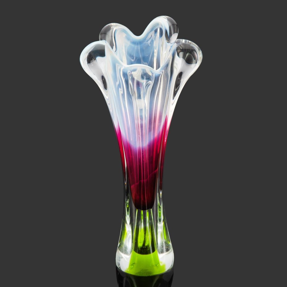 Ваза для цветов в стилистике дизайнера Josef Hospodka, цветное стекло, гутная техника, Хршибский стекольный завод (Chřibská), Чехословакия, 1970-1990 гг.