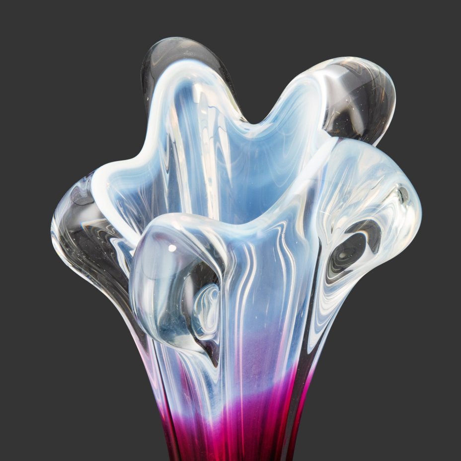 Ваза для цветов в стилистике дизайнера Josef Hospodka, цветное стекло, гутная техника, Хршибский стекольный завод (Chřibská), Чехословакия, 1970-1990 гг.