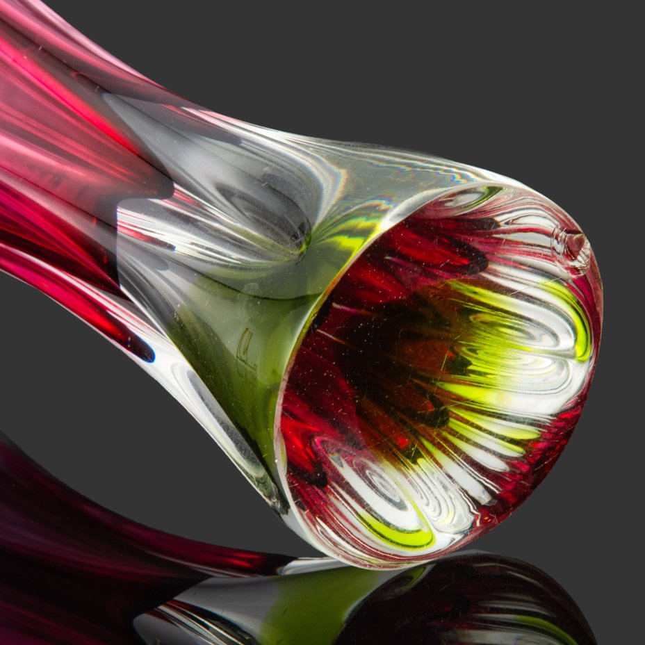 Ваза для цветов в стилистике дизайнера Josef Hospodka, цветное стекло, гутная техника, Хршибский стекольный завод (Chřibská), Чехословакия, 1970-1990 гг.