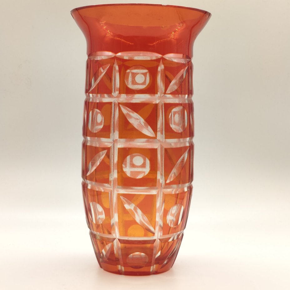 Ваза красного цвета с геометрическим декором, стекло, нацвет, алмазная грань, Стекольный завод «Красный май», СССР, 1950-1980 гг.