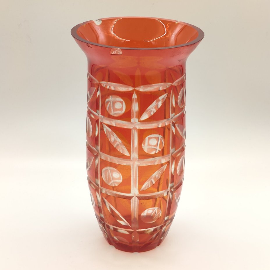 Ваза красного цвета с геометрическим декором, стекло, нацвет, алмазная грань, Стекольный завод «Красный май», СССР, 1950-1980 гг.