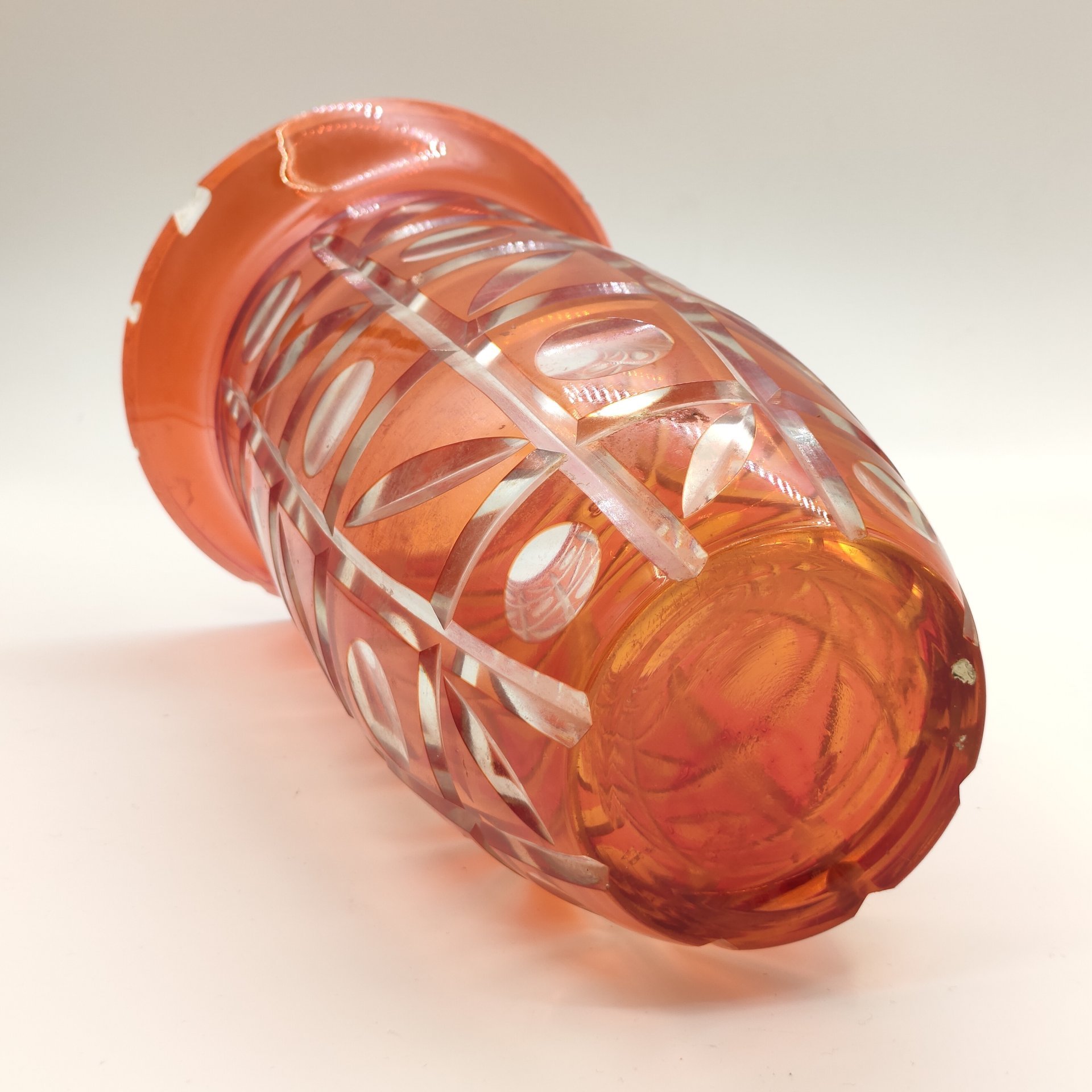 Ваза красного цвета с геометрическим декором, стекло, нацвет, алмазная грань, Стекольный завод «Красный май», СССР, 1950-1980 гг.