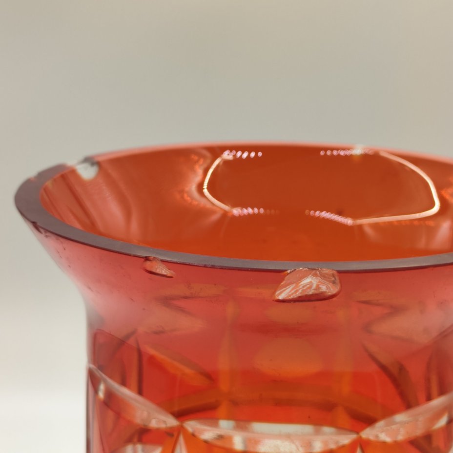 Ваза красного цвета с геометрическим декором, стекло, нацвет, алмазная грань, Стекольный завод «Красный май», СССР, 1950-1980 гг.