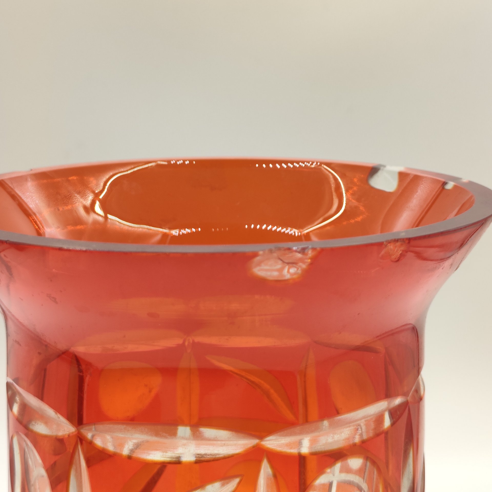 Ваза красного цвета с геометрическим декором, стекло, нацвет, алмазная грань, Стекольный завод «Красный май», СССР, 1950-1980 гг.