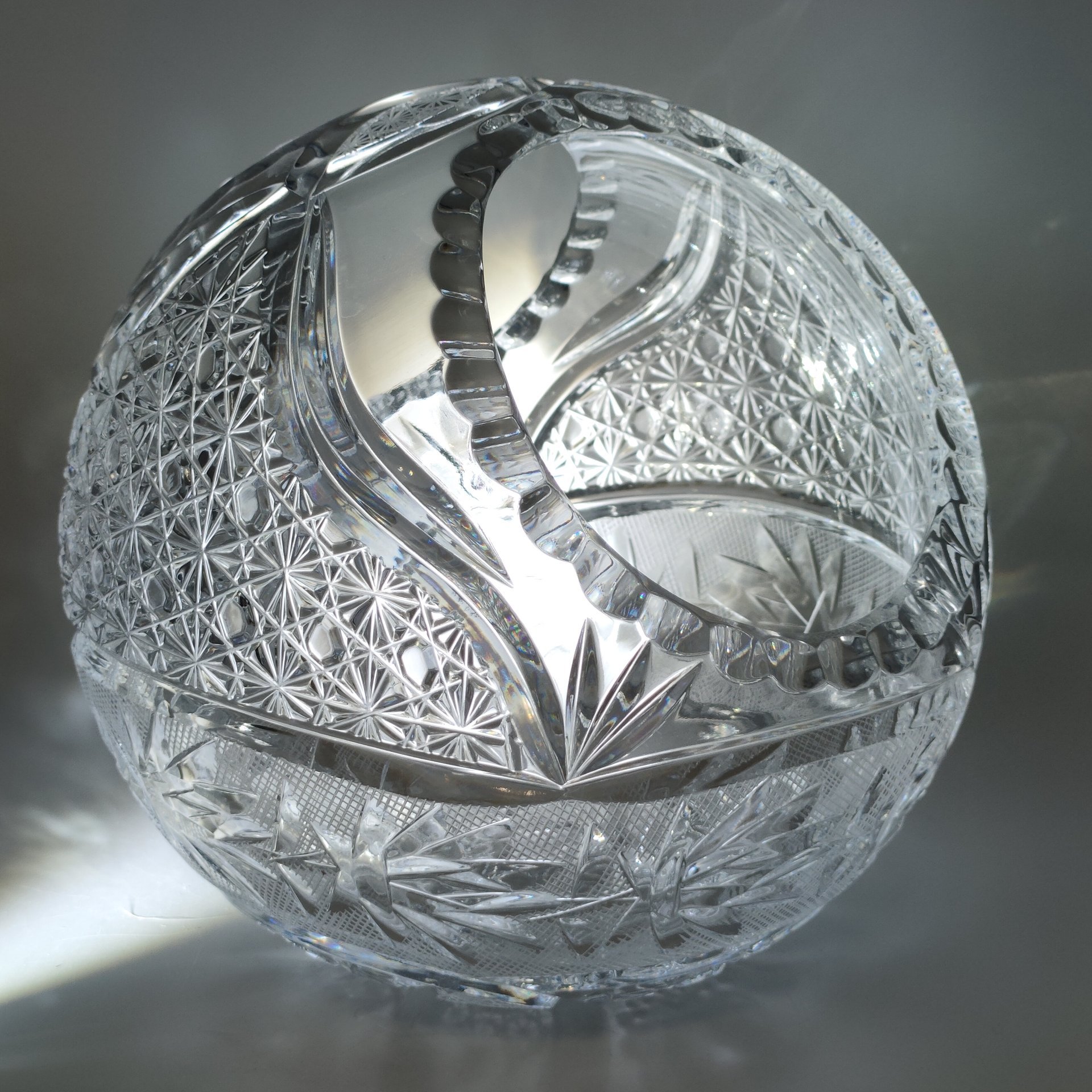 Ваза для конфет в форме корзинки, украшенная растительным декором, хрусталь, алмазная грань, Гусевской хрустальный завод (Гусь-Хрустальный), Россия, 2000-2020 гг.