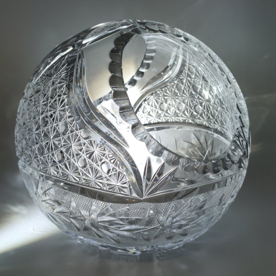 Ваза для конфет в форме корзинки, украшенная растительным декором, хрусталь, алмазная грань, Гусевской хрустальный завод (Гусь-Хрустальный), Россия, 2000-2020 гг.
