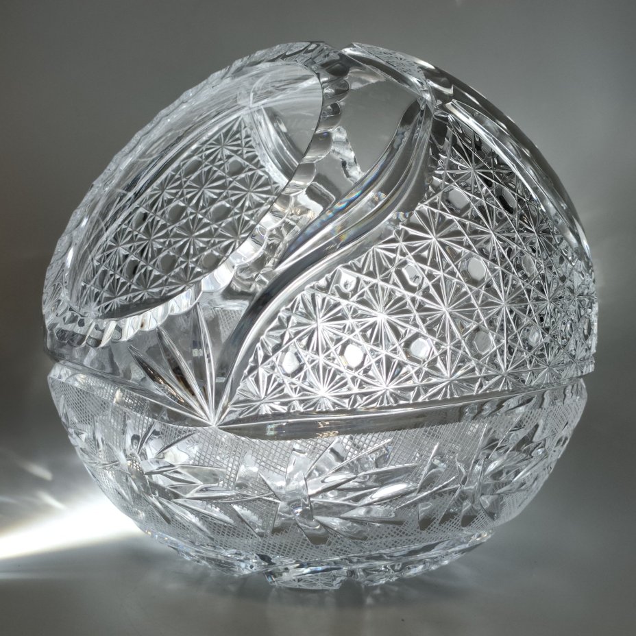 Ваза для конфет в форме корзинки, украшенная растительным декором, хрусталь, алмазная грань, Гусевской хрустальный завод (Гусь-Хрустальный), Россия, 2000-2020 гг.