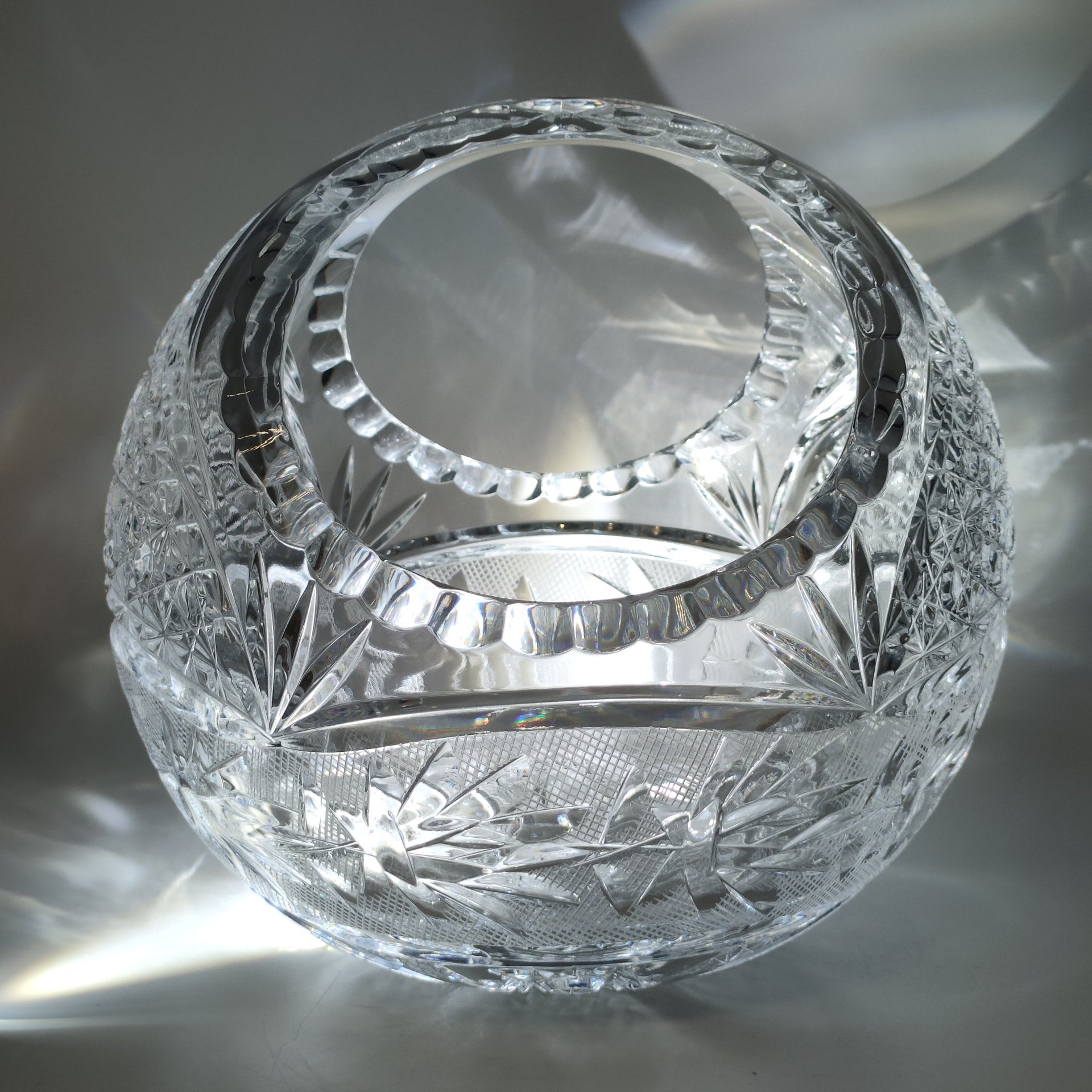 Ваза для конфет в форме корзинки, украшенная растительным декором, хрусталь, алмазная грань, Гусевской хрустальный завод (Гусь-Хрустальный), Россия, 2000-2020 гг.