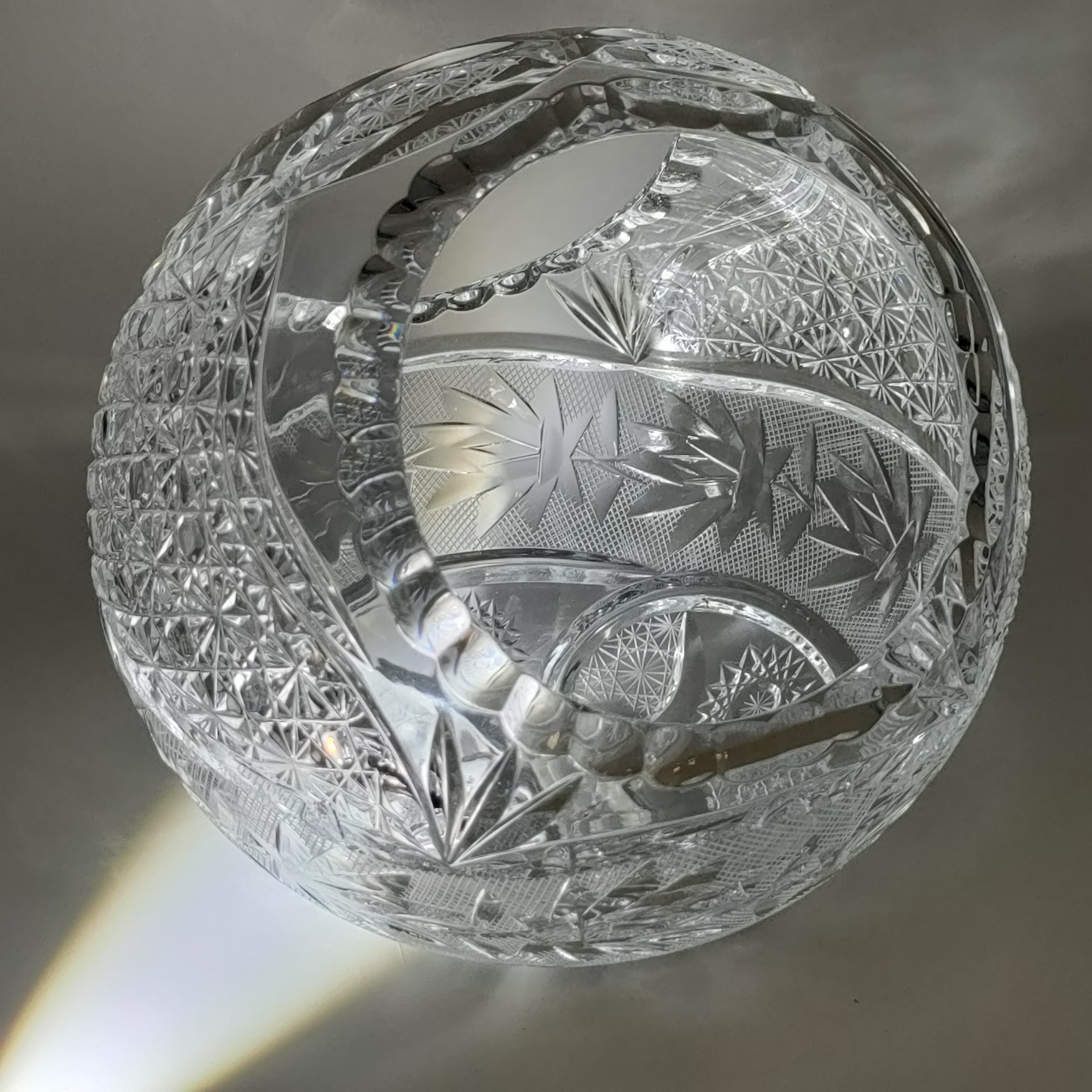 Ваза для конфет в форме корзинки, украшенная растительным декором, хрусталь, алмазная грань, Гусевской хрустальный завод (Гусь-Хрустальный), Россия, 2000-2020 гг.