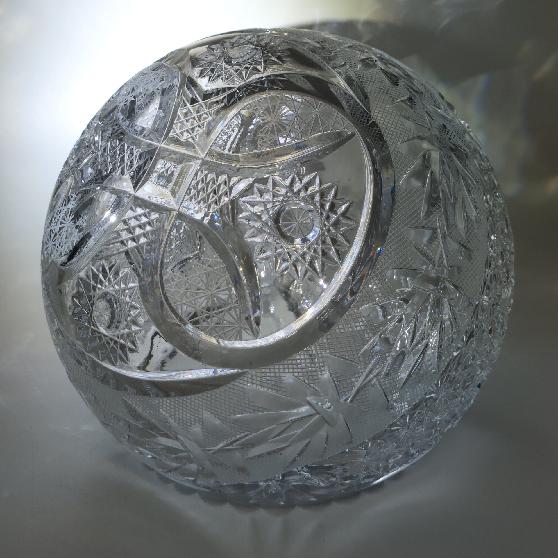 Ваза для конфет в форме корзинки, украшенная растительным декором, хрусталь, алмазная грань, Гусевской хрустальный завод (Гусь-Хрустальный), Россия, 2000-2020 гг.
