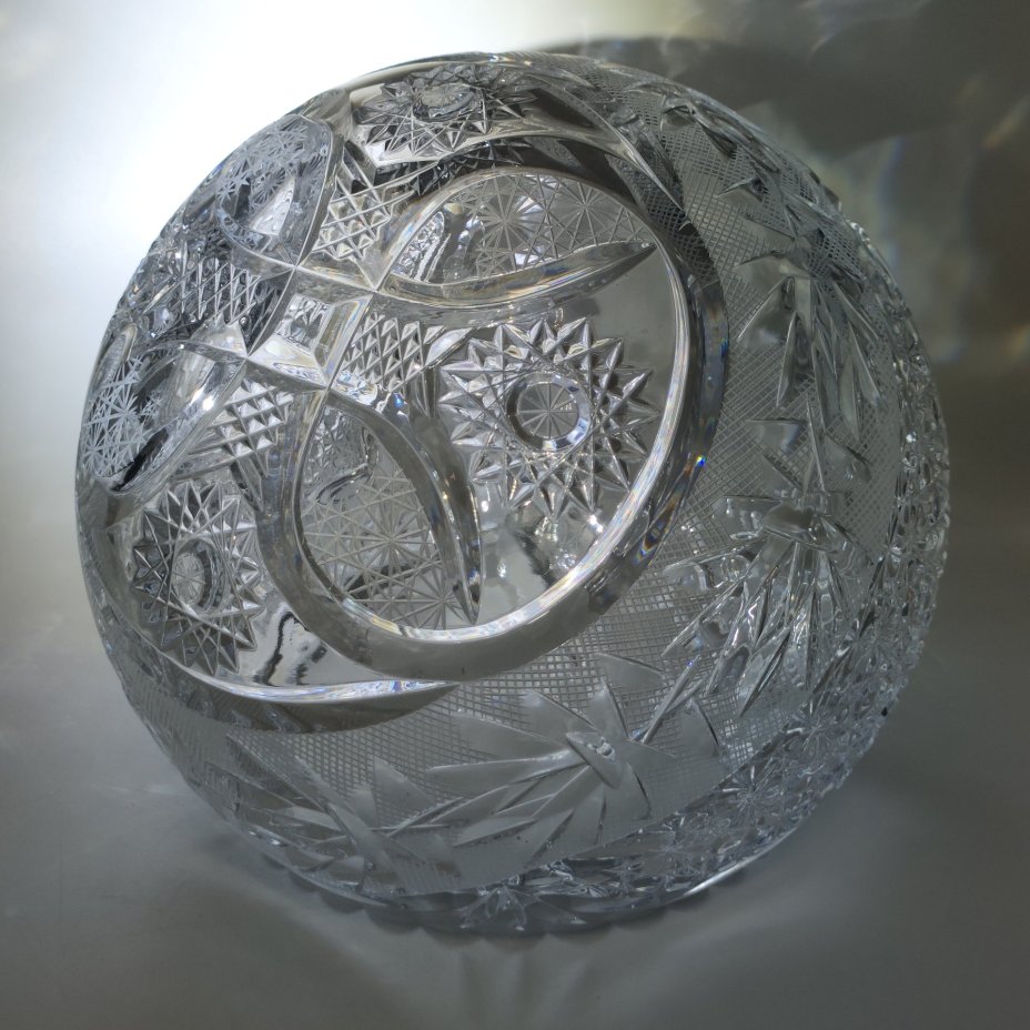 Ваза для конфет в форме корзинки, украшенная растительным декором, хрусталь, алмазная грань, Гусевской хрустальный завод (Гусь-Хрустальный), Россия, 2000-2020 гг.