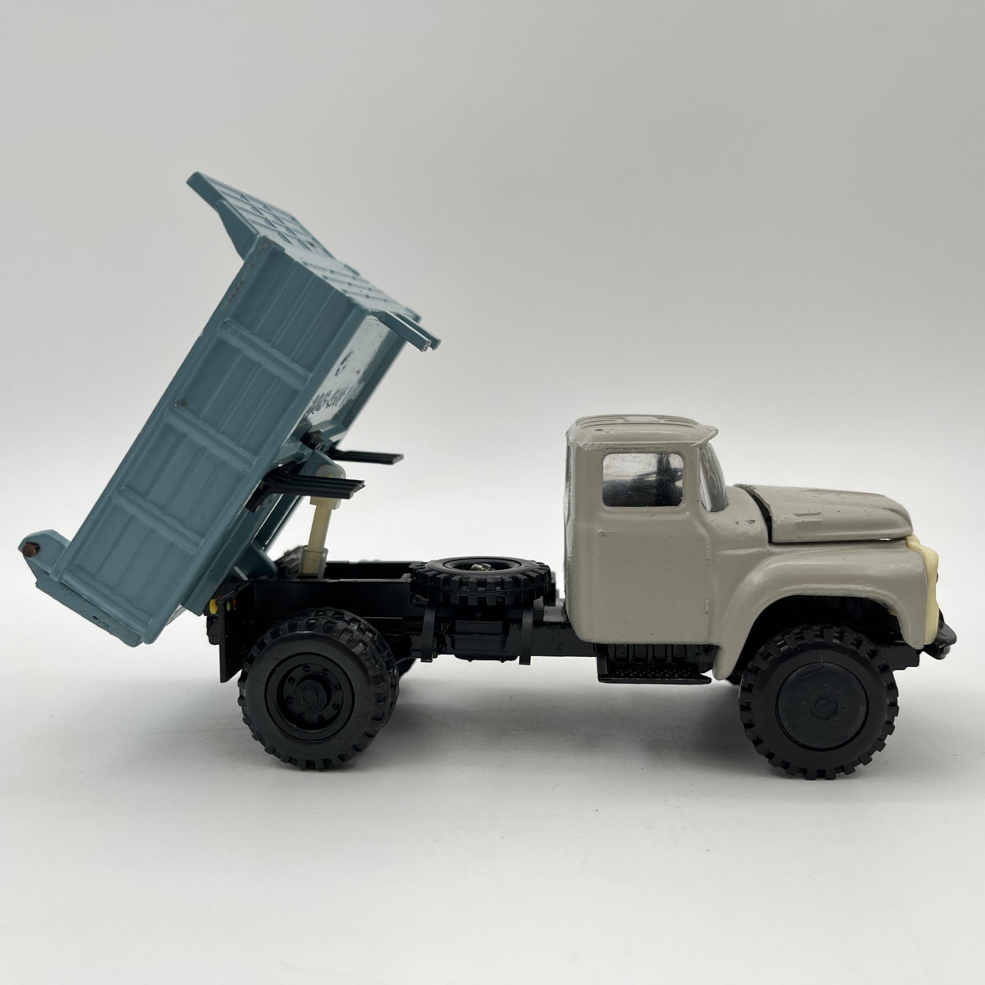 Модель автомобиля "ЗИЛ-ММЗ-4502 Самосвал", масштаб 1:43, металл, пластик, СССР, 1980-1990 гг.