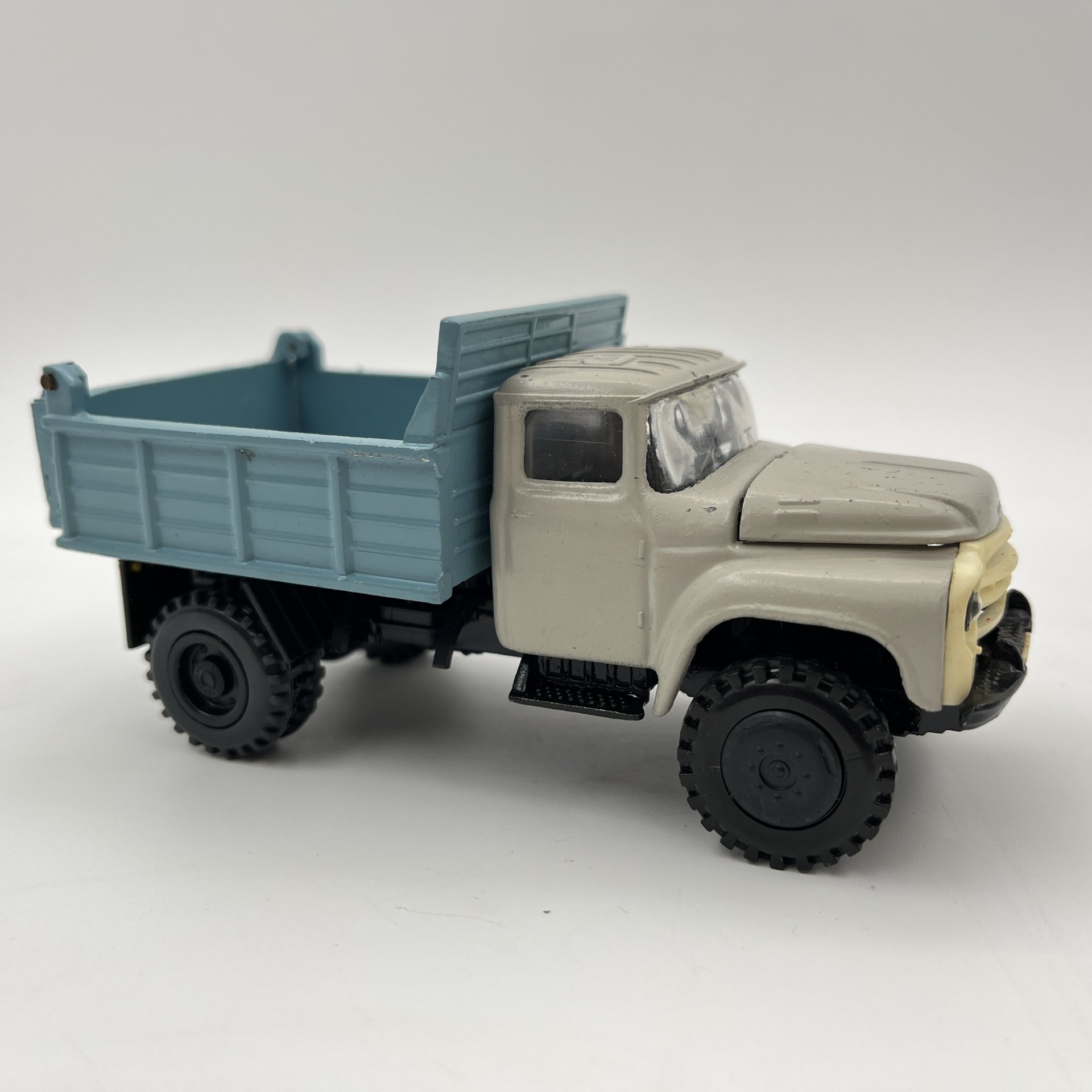 Модель автомобиля "ЗИЛ-ММЗ-4502 Самосвал", масштаб 1:43