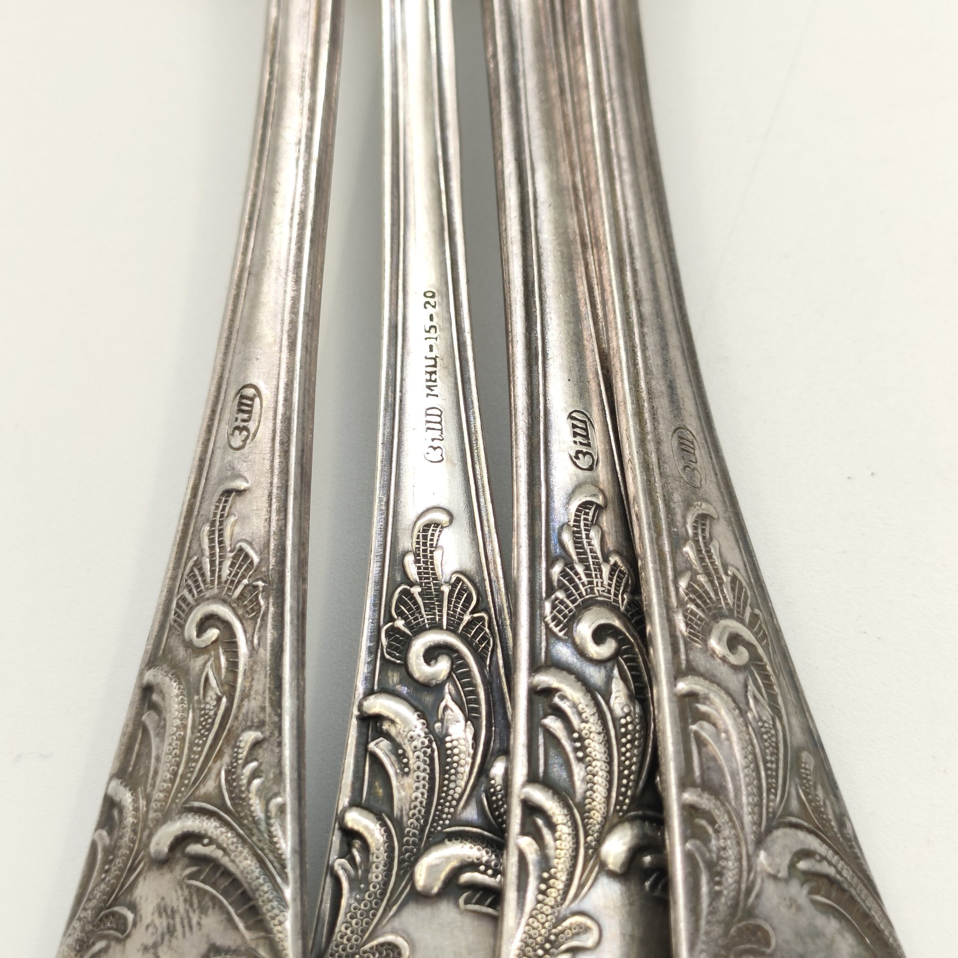 Набор из 4-х столовых ложек, украшенных растительным декором, мНЦ (медь-никель-цинк), Вольнянский завод столовых приборов им. Шевченко (ЗiШ, ЗиШ), СССР, 1960-1990 гг.