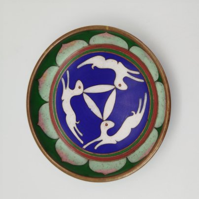 Розетка с изображением зайцев на синем фоне, выполненная в технике клуазоне, латунь, перегородчатая эмаль, Китай, 1950-1970 гг.