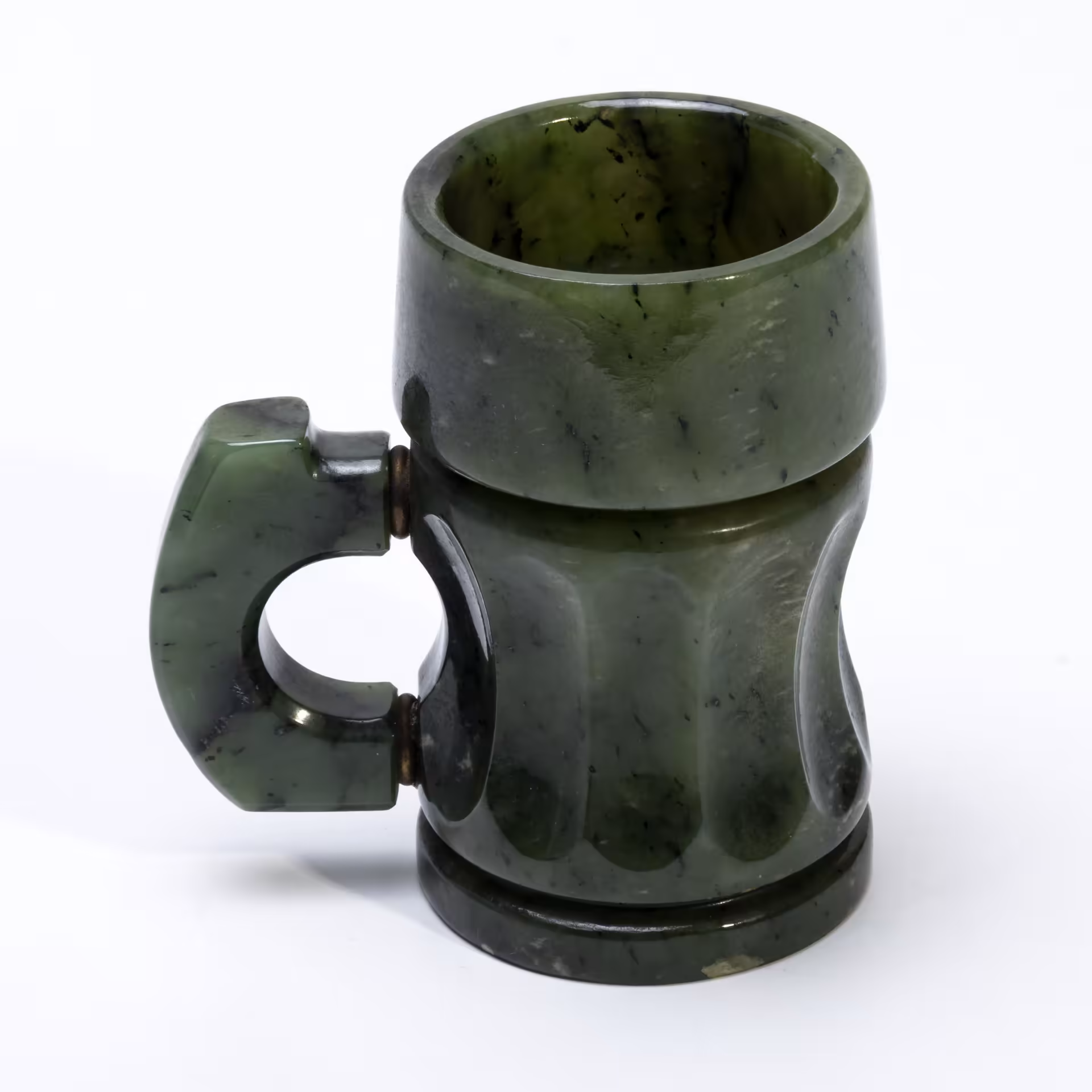 Кружка декоративная из жадеита, камень, резьба, шлифовка, Россия, 1991-2000 гг.