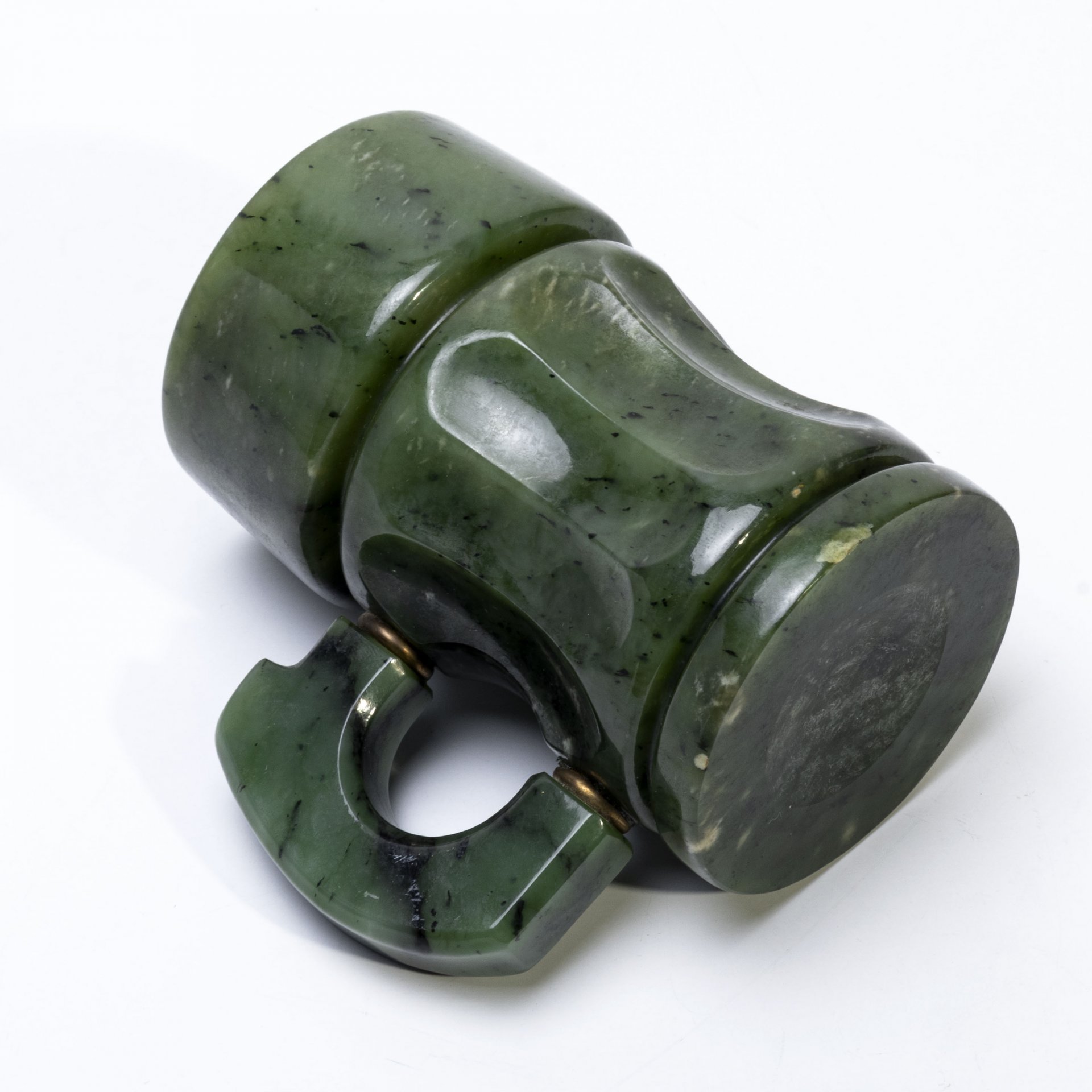 Кружка декоративная из жадеита, камень, резьба, шлифовка, Россия, 1991-2000 гг.
