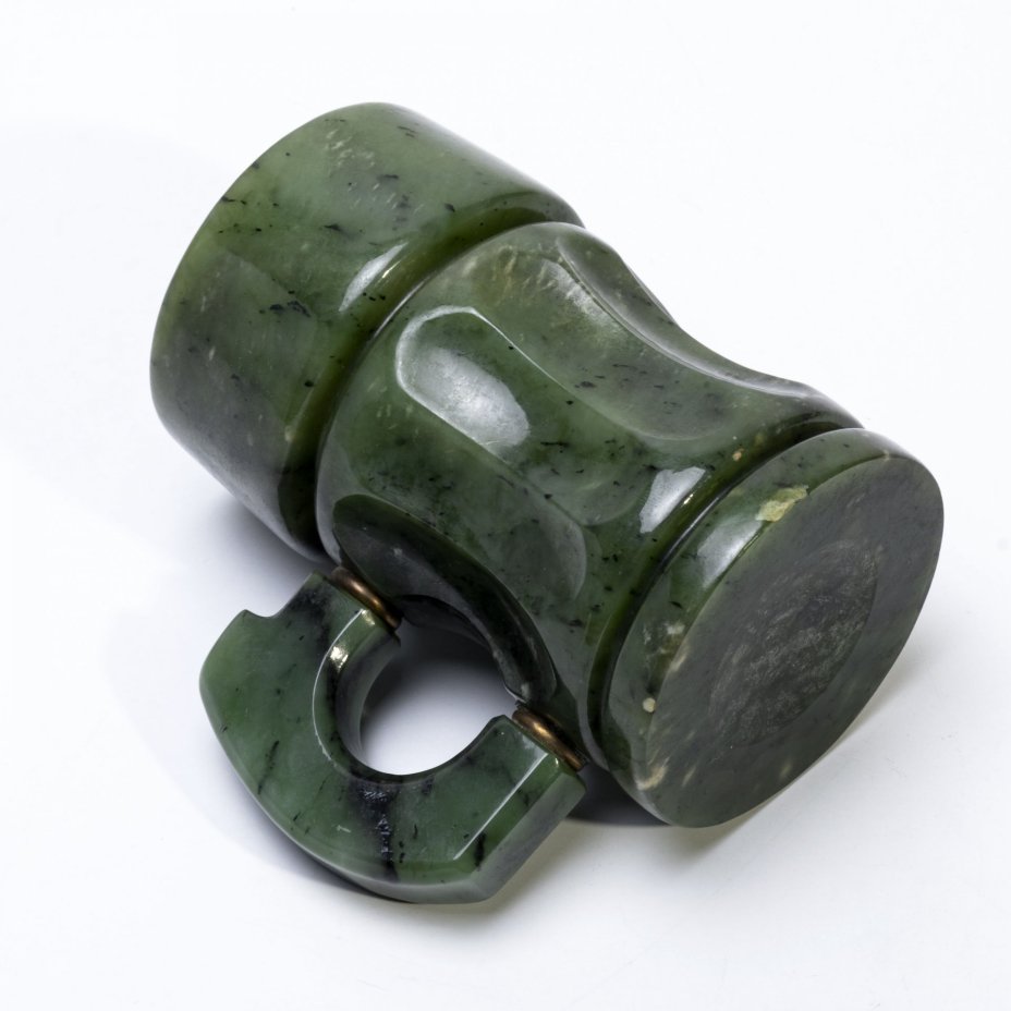 Кружка декоративная из жадеита, камень, резьба, шлифовка, Россия, 1991-2000 гг.