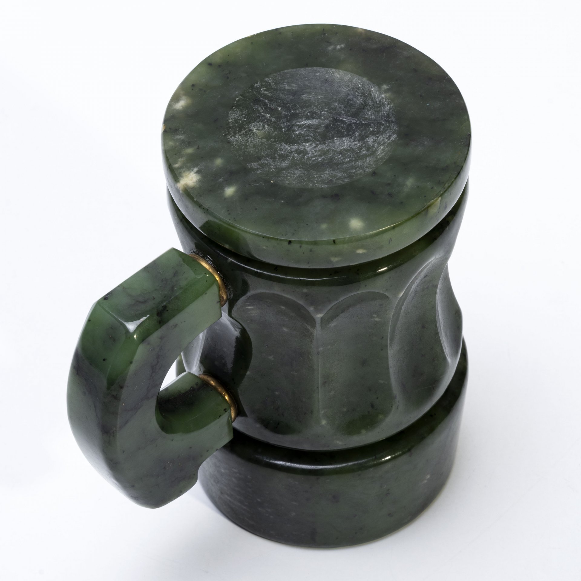 Кружка декоративная из жадеита, камень, резьба, шлифовка, Россия, 1991-2000 гг.