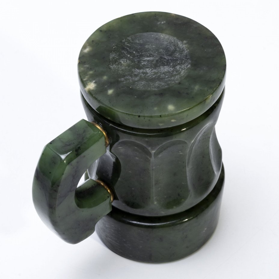 Кружка декоративная из жадеита, камень, резьба, шлифовка, Россия, 1991-2000 гг.