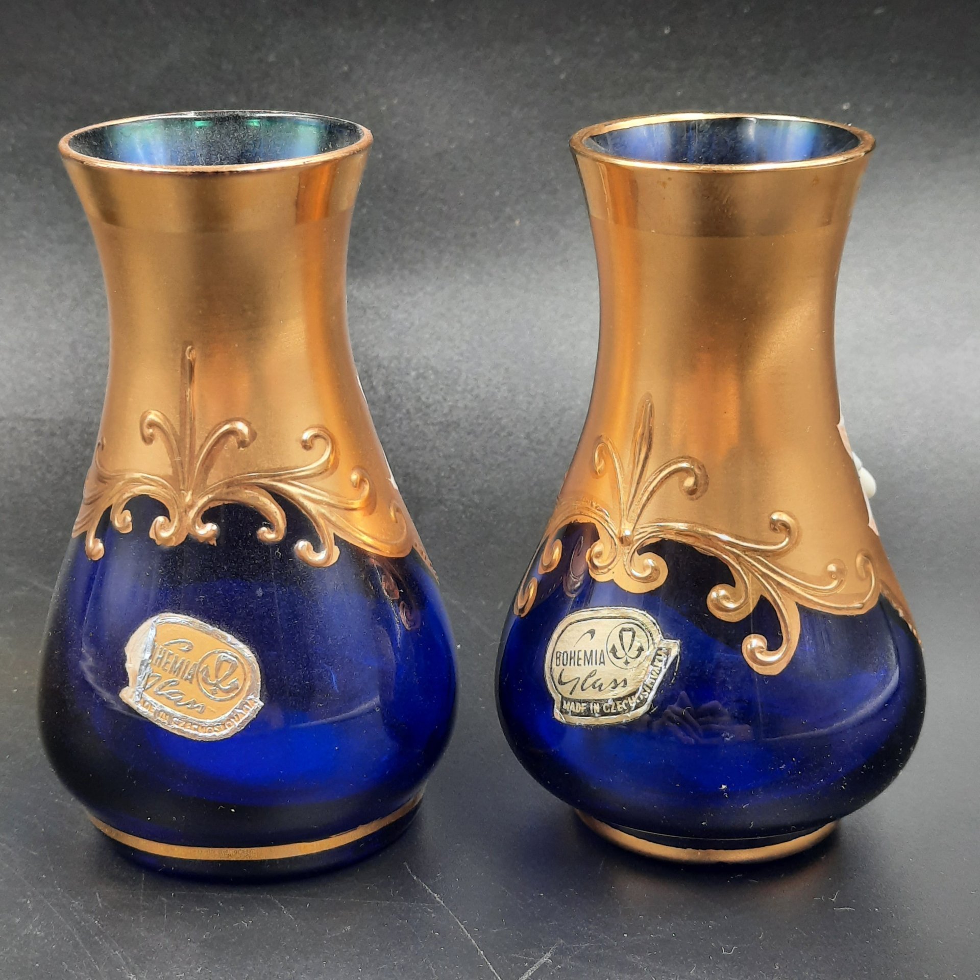 Вазочки парные с лепным цветочным декором, стекло, золочение, мастика, роспись, Чехословакия, 1970-1990 гг.