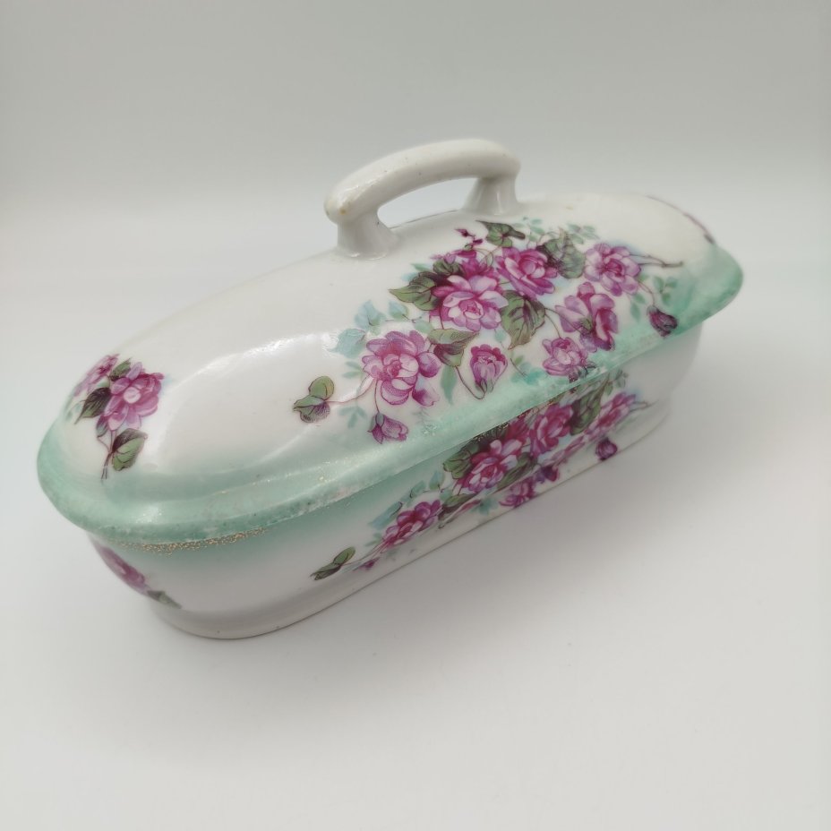 Шкатулка (судок для зубных щёток) с цветочным декором, фарфор, аэрография, деколь, золочение, Рижская фарфоровая фабрика Карла Якоба Ессена (J.K. Jessen), Латвия, 1933-1935 гг.