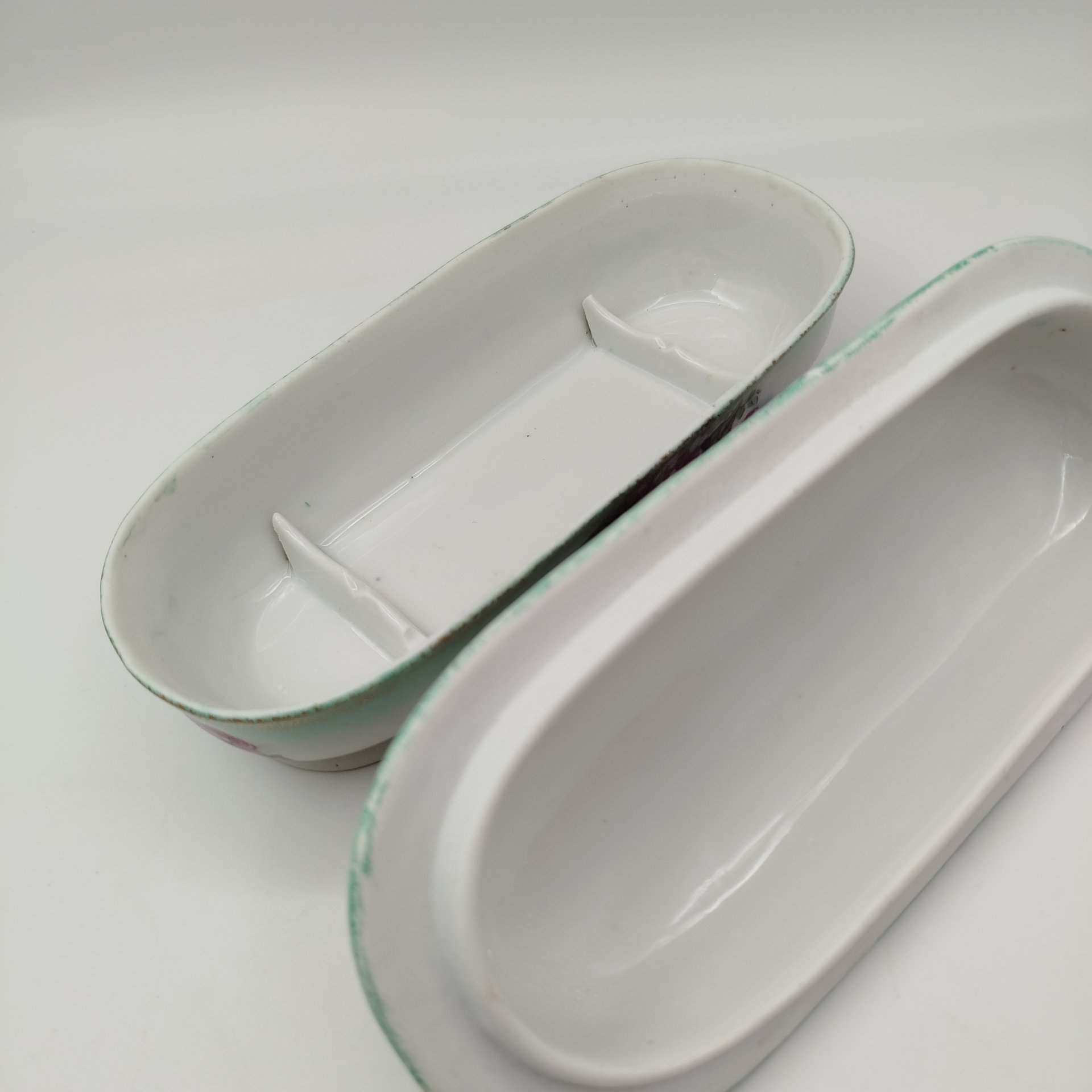 Шкатулка (судок для зубных щёток) с цветочным декором, фарфор, аэрография, деколь, золочение, Рижская фарфоровая фабрика Карла Якоба Ессена (J.K. Jessen), Латвия, 1933-1935 гг.