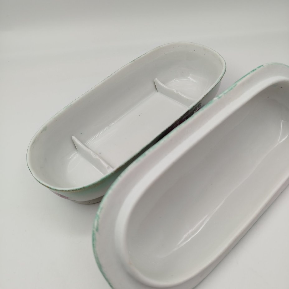 Шкатулка (судок для зубных щёток) с цветочным декором, фарфор, аэрография, деколь, золочение, Рижская фарфоровая фабрика Карла Якоба Ессена (J.K. Jessen), Латвия, 1933-1935 гг.