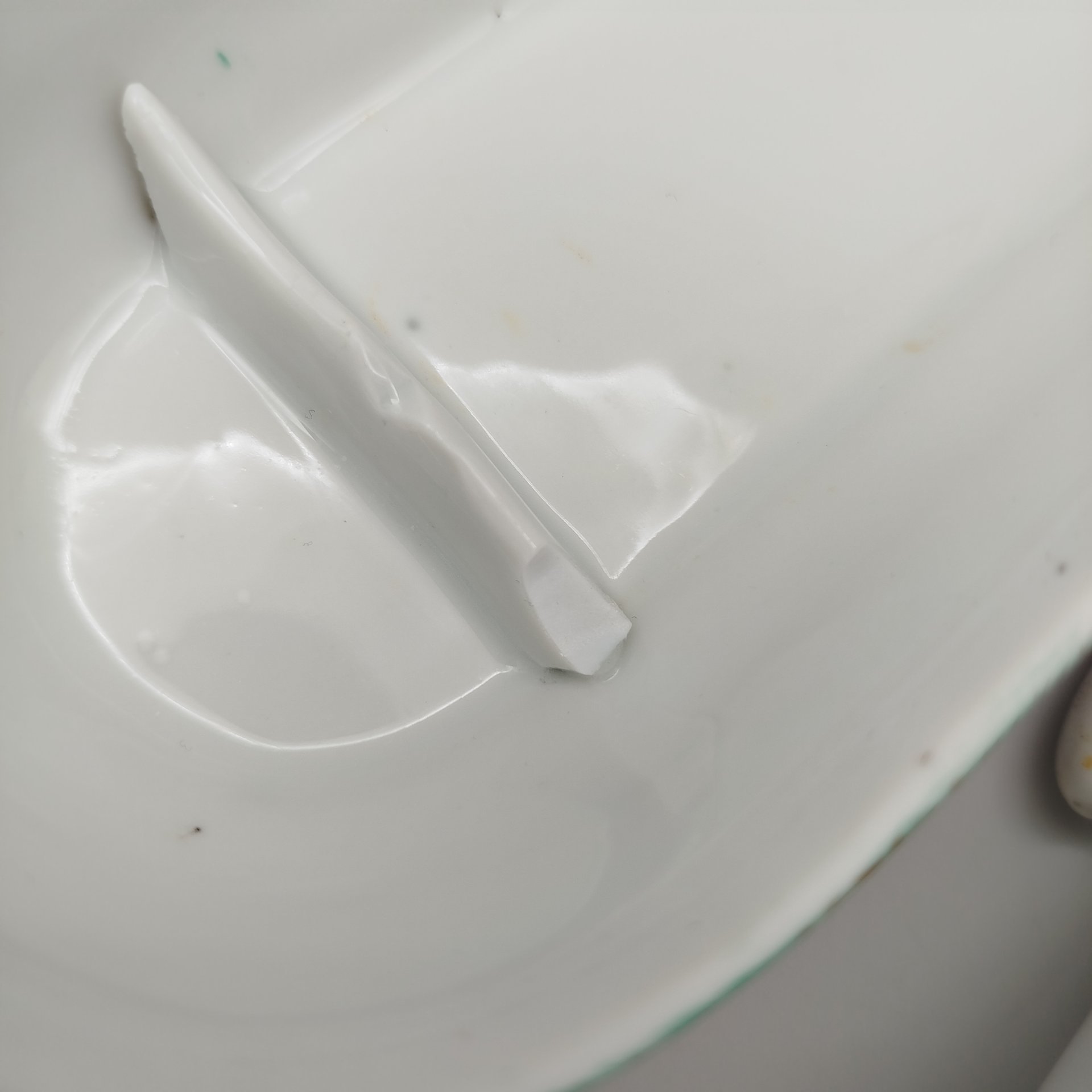 Шкатулка (судок для зубных щёток) с цветочным декором, фарфор, аэрография, деколь, золочение, Рижская фарфоровая фабрика Карла Якоба Ессена (J.K. Jessen), Латвия, 1933-1935 гг.