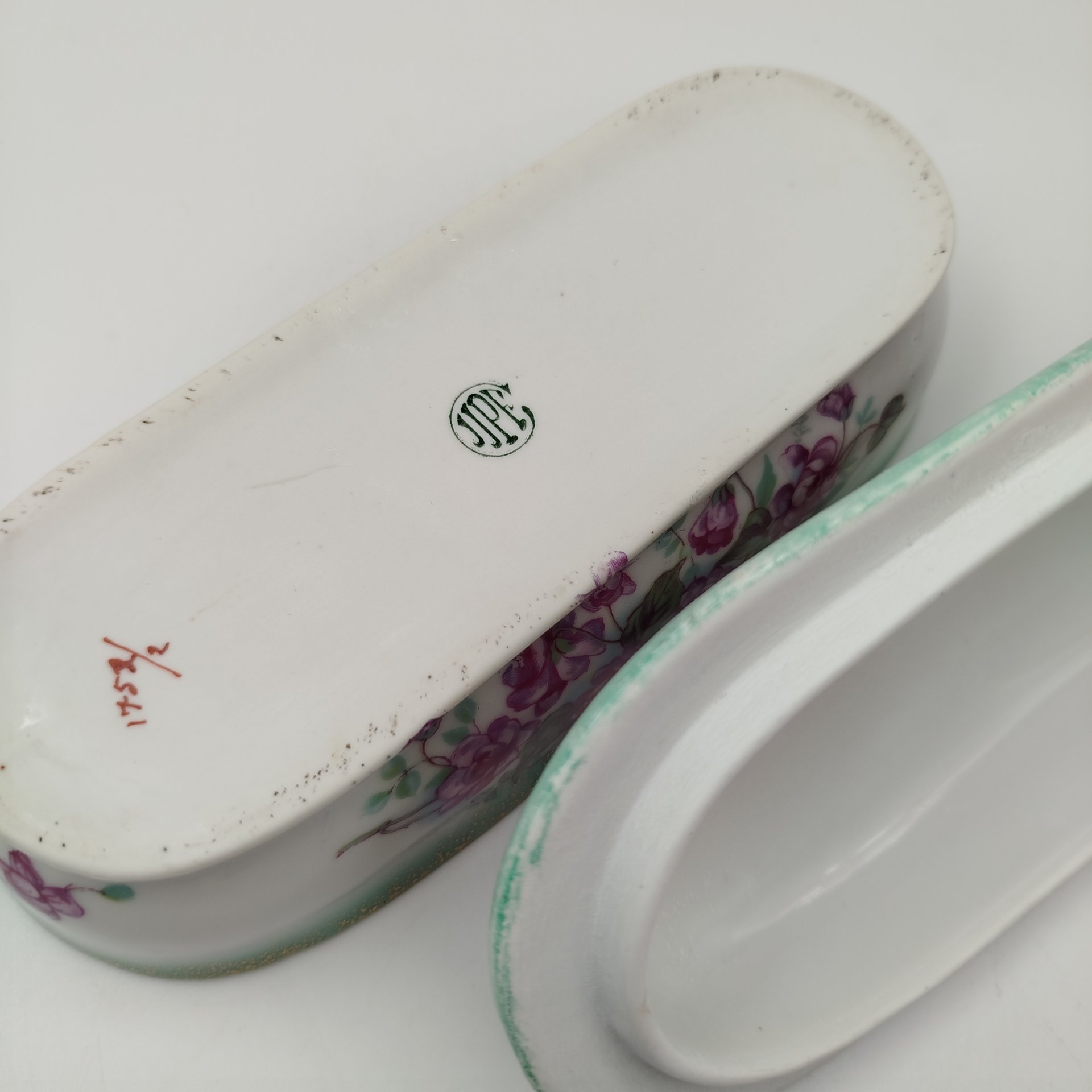 Шкатулка (судок для зубных щёток) с цветочным декором, фарфор, аэрография, деколь, золочение, Рижская фарфоровая фабрика Карла Якоба Ессена (J.K. Jessen), Латвия, 1933-1935 гг.