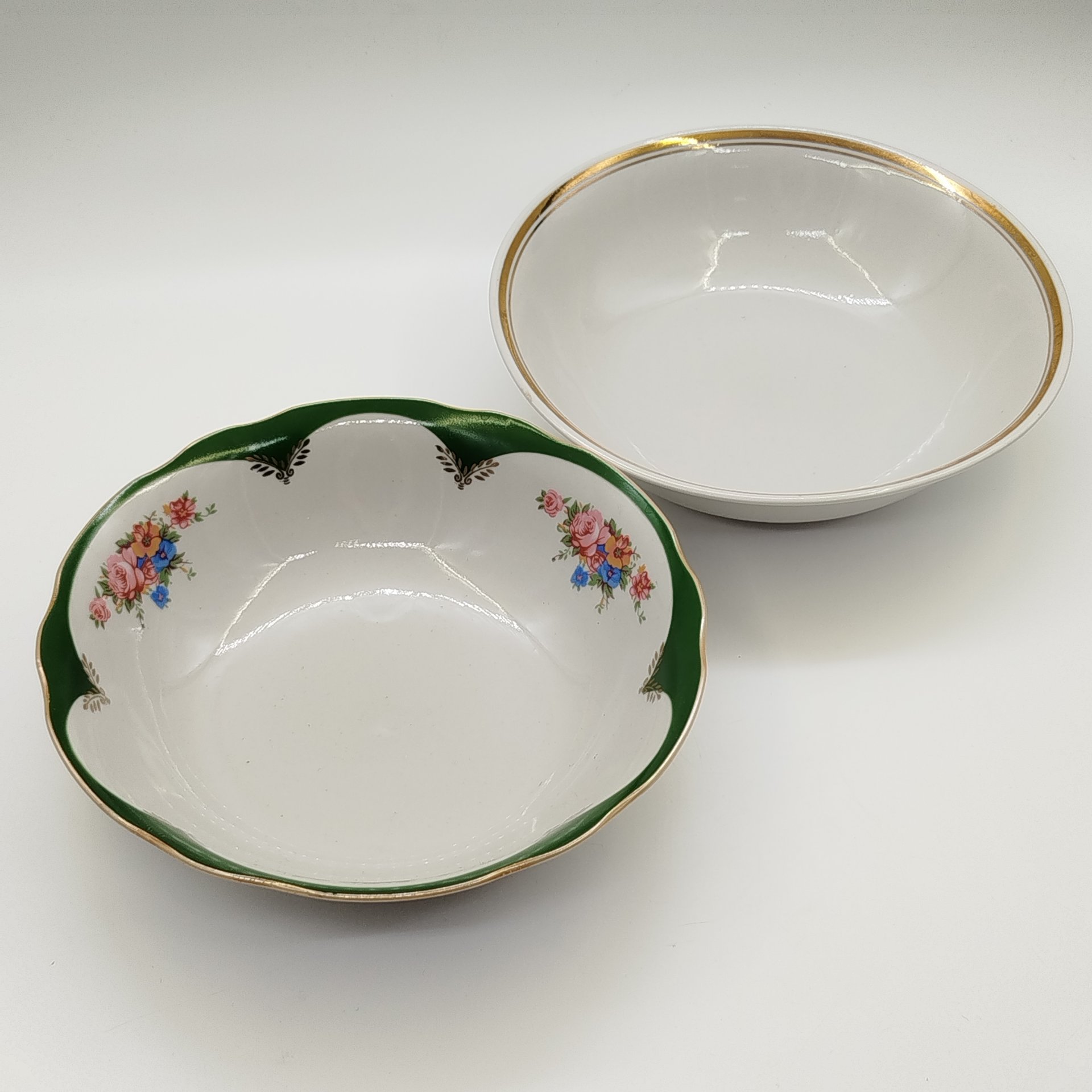 Пара салатников, украшенных золочёным декором (в подборе), фарфор, деколь, золочение, Дулевский фарфоровый завод (Дулёво), СССР, 1968-1991 гг.