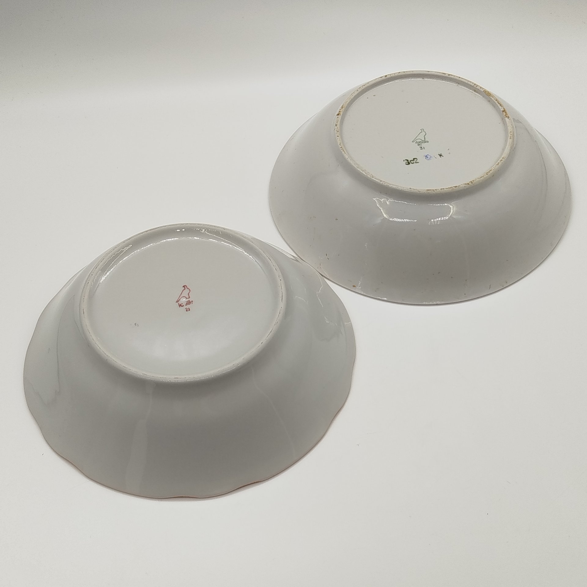 Пара салатников, украшенных золочёным декором (в подборе), фарфор, деколь, золочение, Дулевский фарфоровый завод (Дулёво), СССР, 1968-1991 гг.