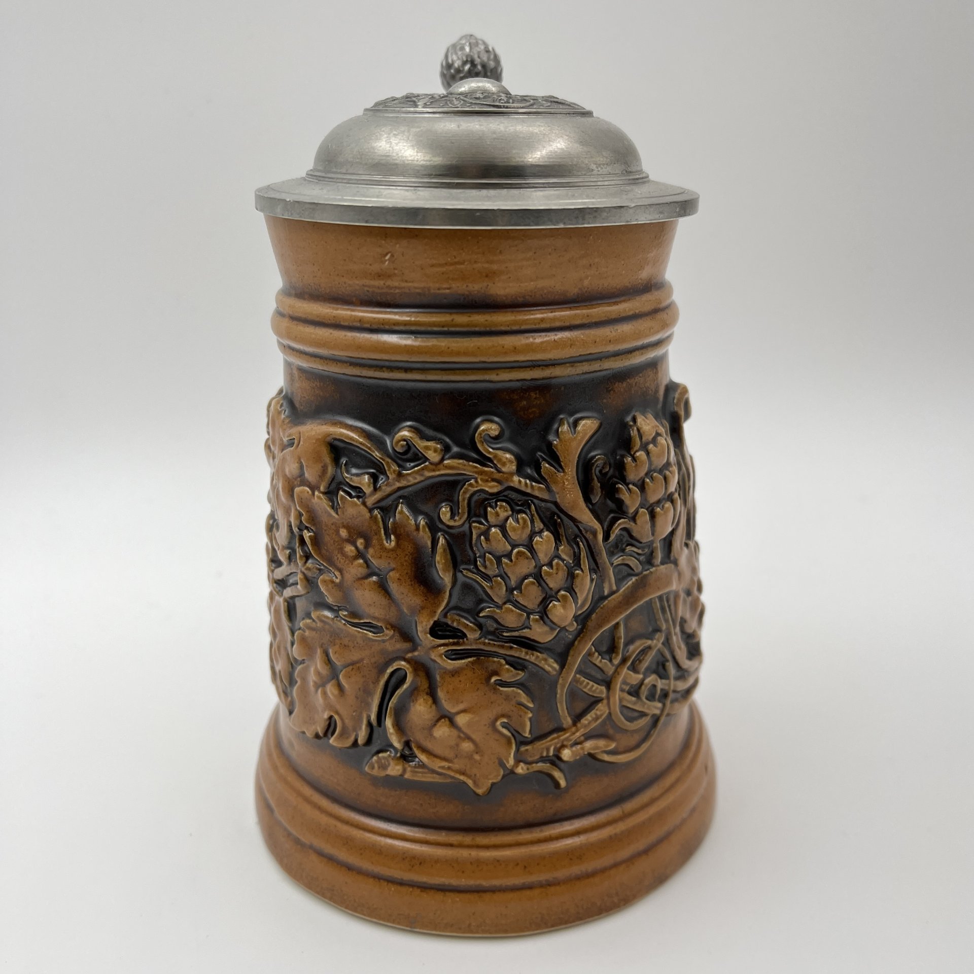 Кружка пивная с крышкой, украшенная декором в виде хмеля, Obeyer