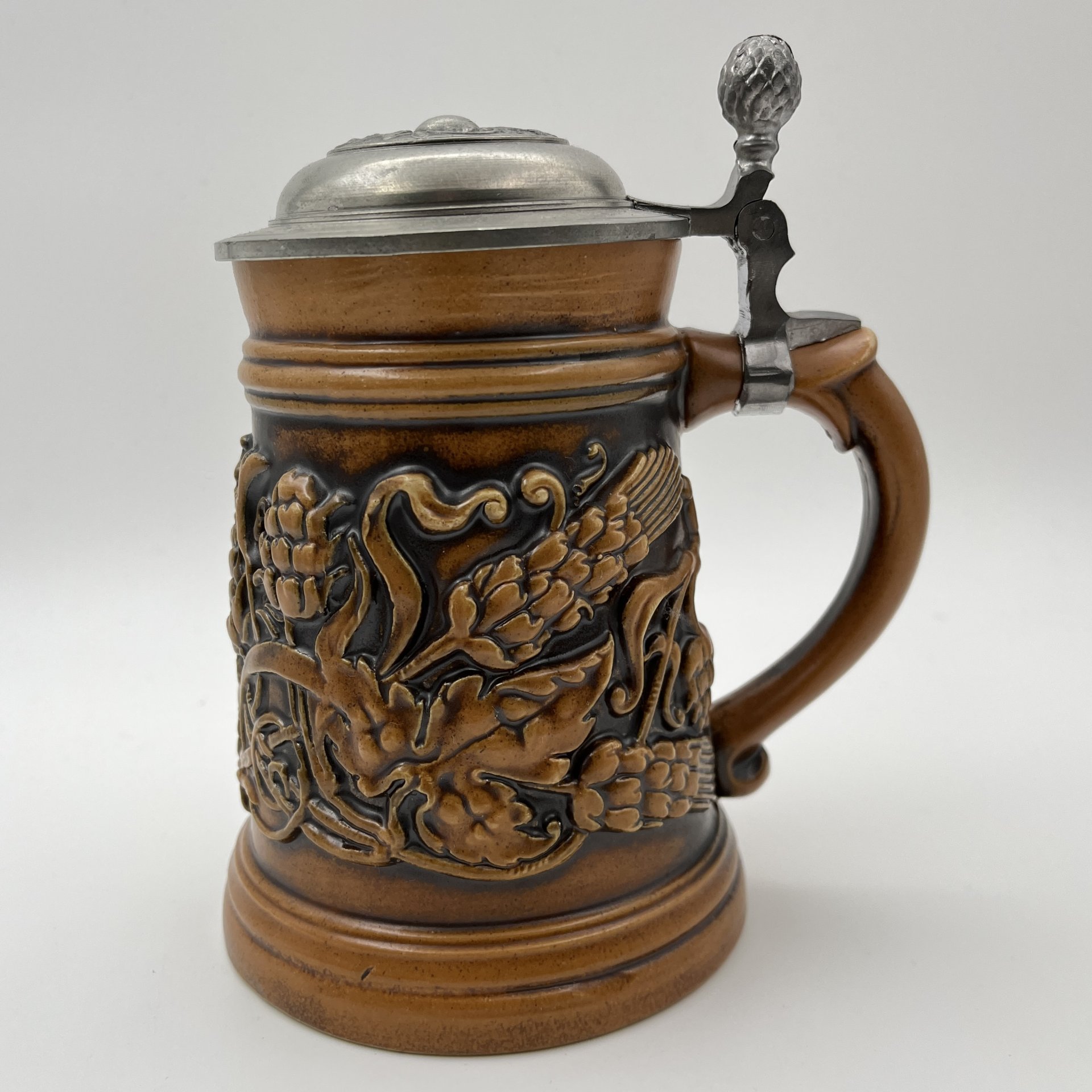 Кружка пивная с крышкой, украшенная декором в виде хмеля, Obeyer