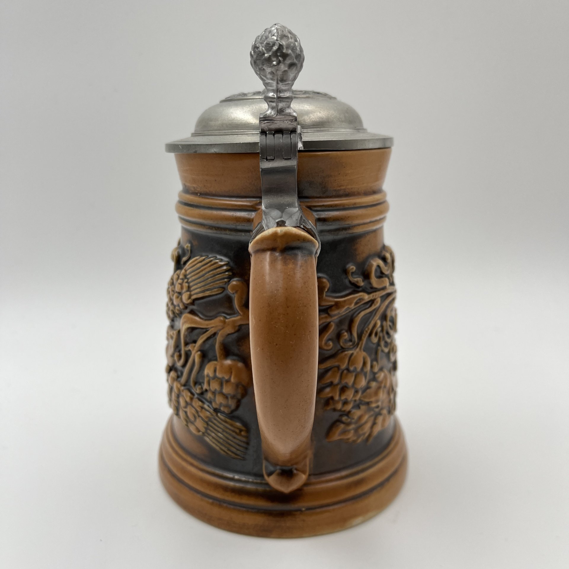 Кружка пивная с крышкой, украшенная декором в виде хмеля, Obeyer