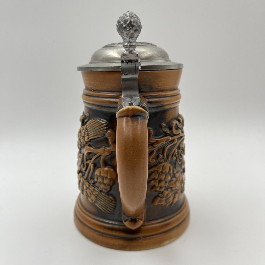 Кружка пивная с крышкой, украшенная декором в виде хмеля, Obeyer