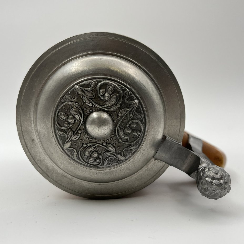 Кружка пивная с крышкой, украшенная декором в виде хмеля, Obeyer