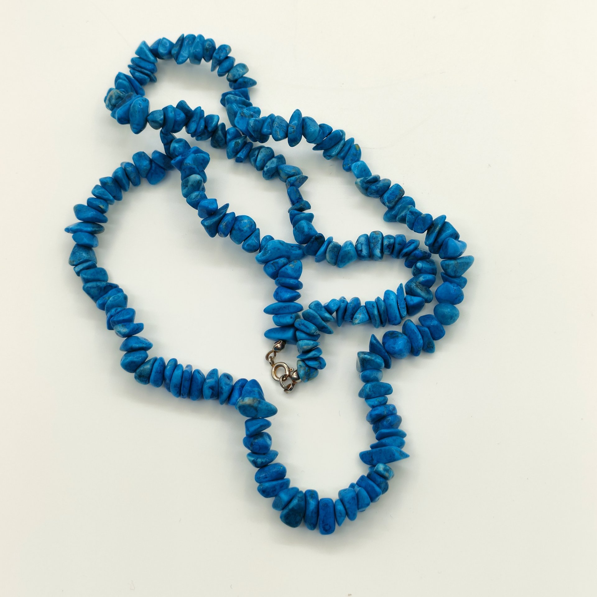 Бусы с бусинами различных форм и размеров с имитацией бирюзы, искусственная бирюза, металл, Азия, 1990-2015 гг.