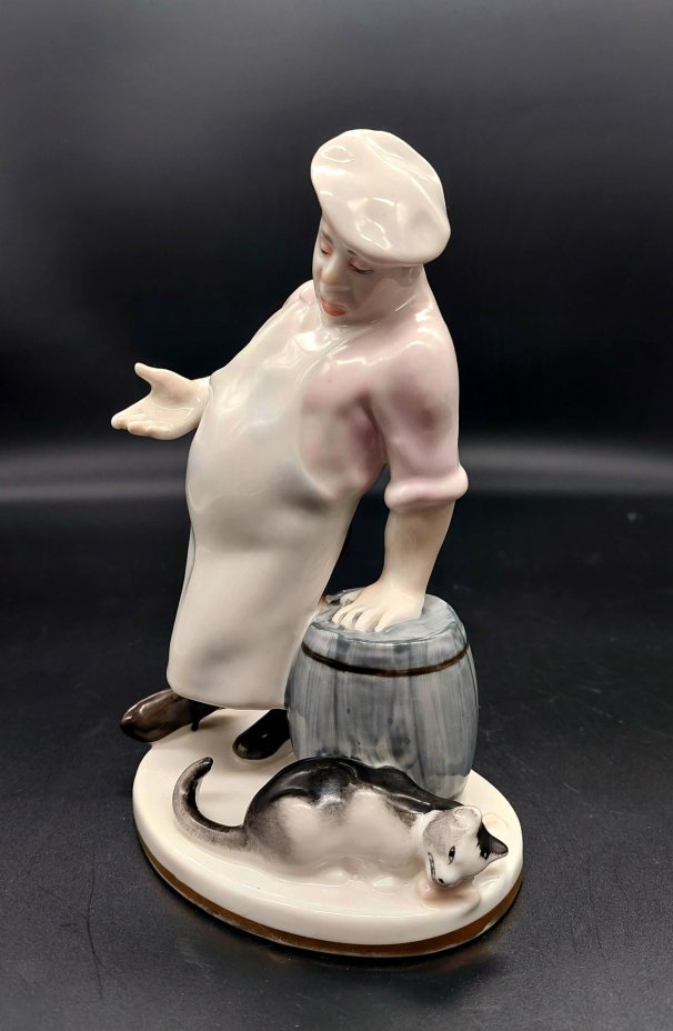 Статуэтка "Кот и повар", скульптор В.А. Михалёв, Ленинградский фарфоровый завод (ЛФЗ)