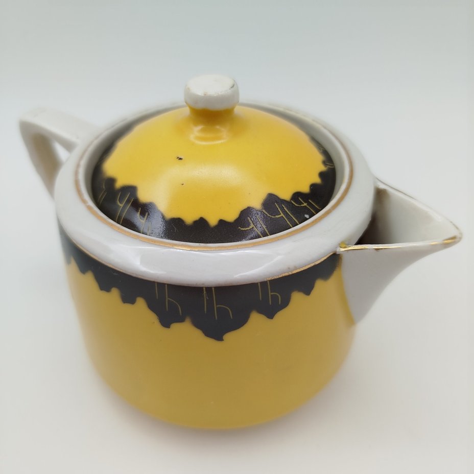 Молочник желтого цвета с черной каймой, фарфор, крытье, золочение, Фарфоровый завод «Пролетарий» (Бронница, Мста), СССР, 1939-1945 гг.